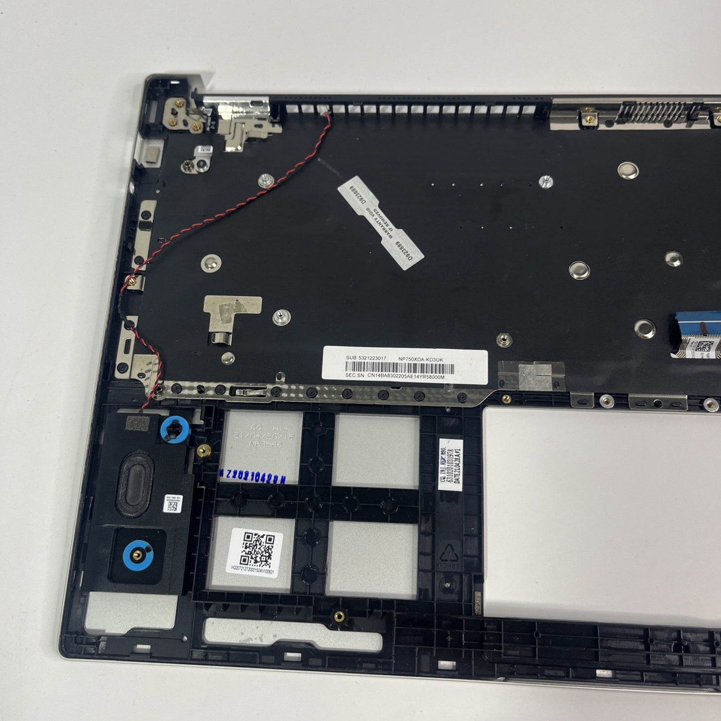 Genuine silver Samsung Galaxy NP750XDA Palmrest & Keyboard&Speakers.missing Key
