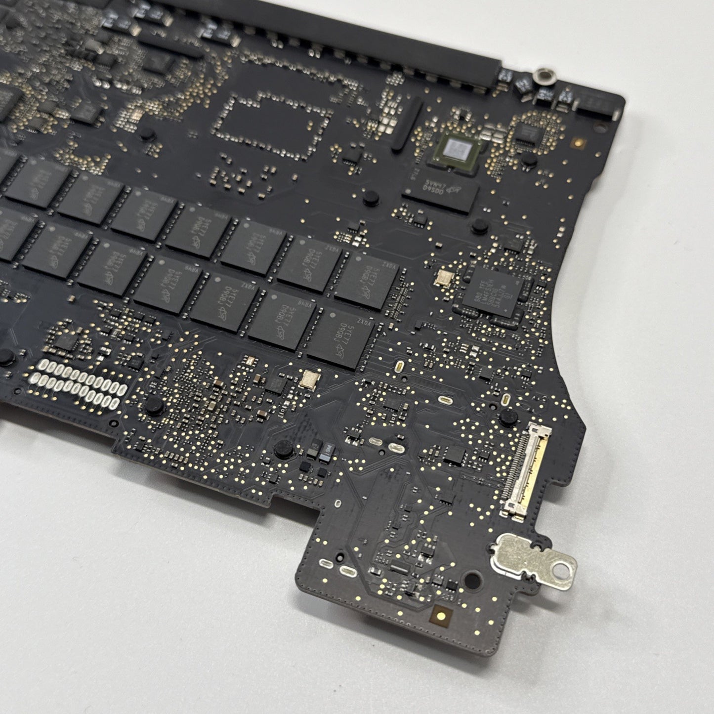 MacBook Pro A1398 Mid 2015 Logic Board 2.8GHz Core i7-4980HQ 16GB 820-00426-A