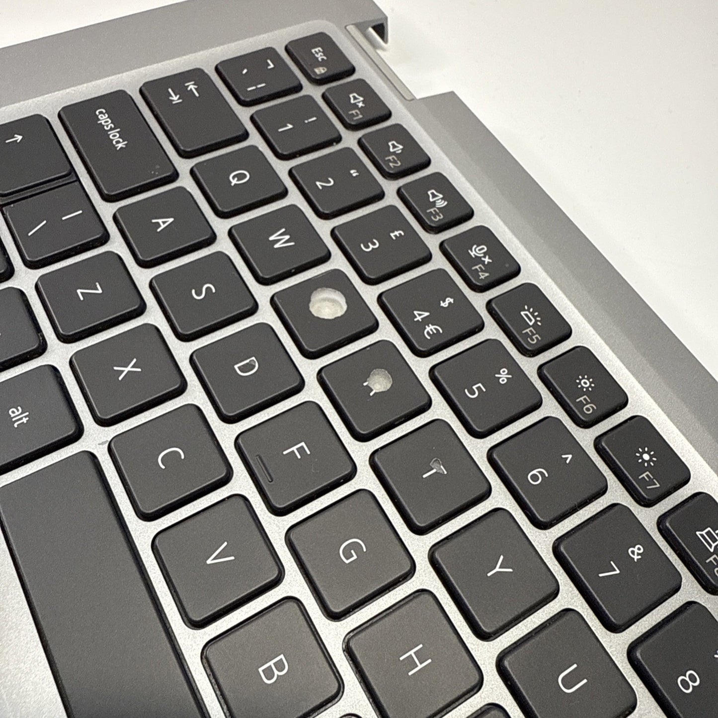 Genuine Dell Latitude 5320 Palmrest & UK Keyboard Silver 0VJ41Y (Paint Chipping)