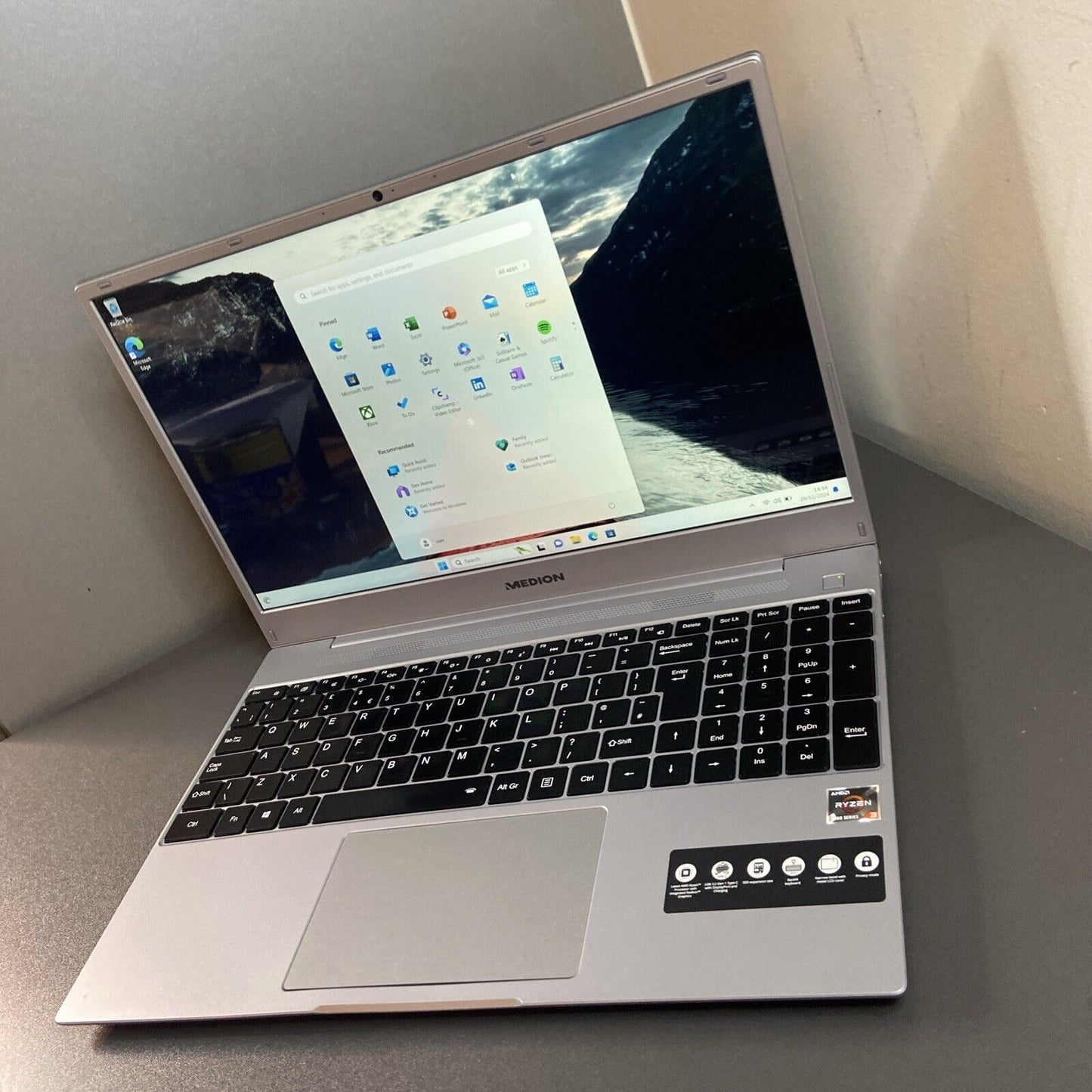 Medion Akoya E15309 Laptop, AMD Ryzen 3 5300U 3.8GHz, 8GB RAM, 256GB SSD Grade A
