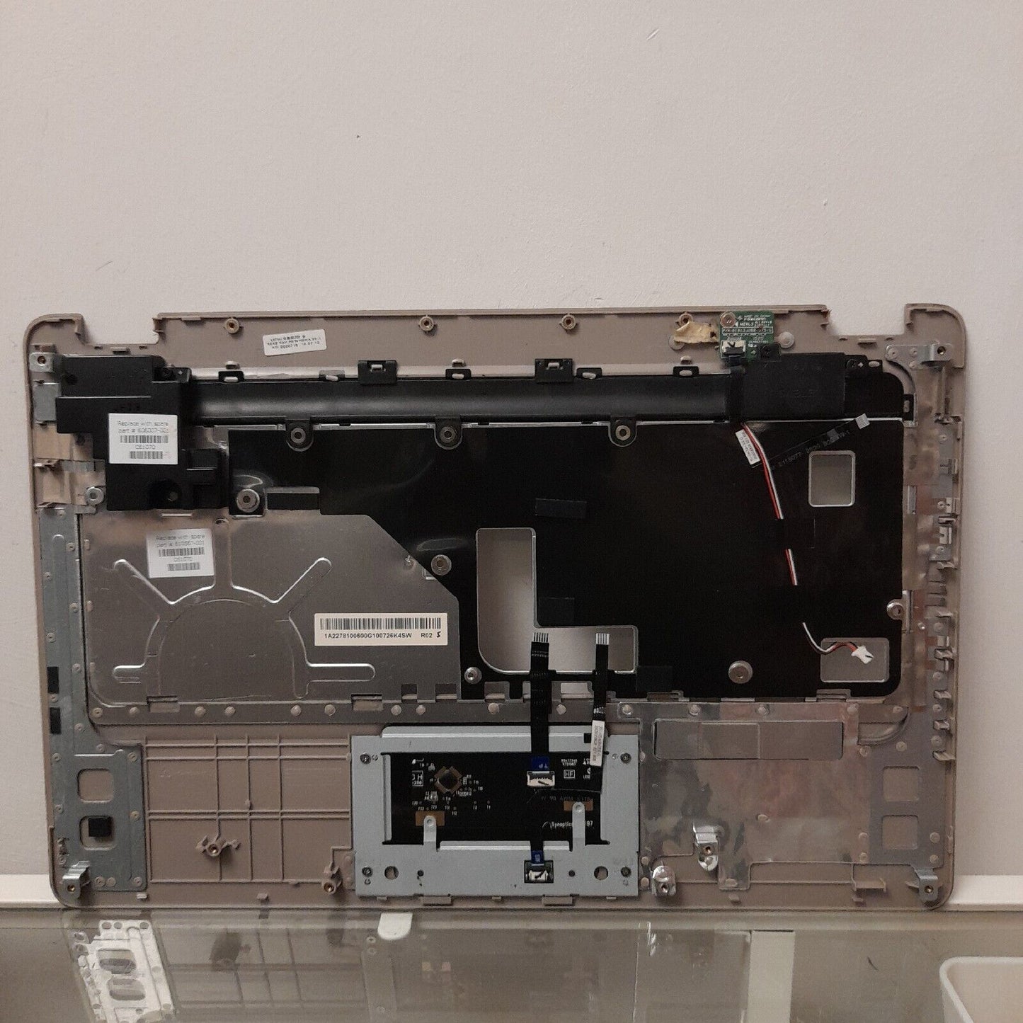HP G62 G62-b Notebook Palmrest Top Cover Upper Case Touchpad 615434-001