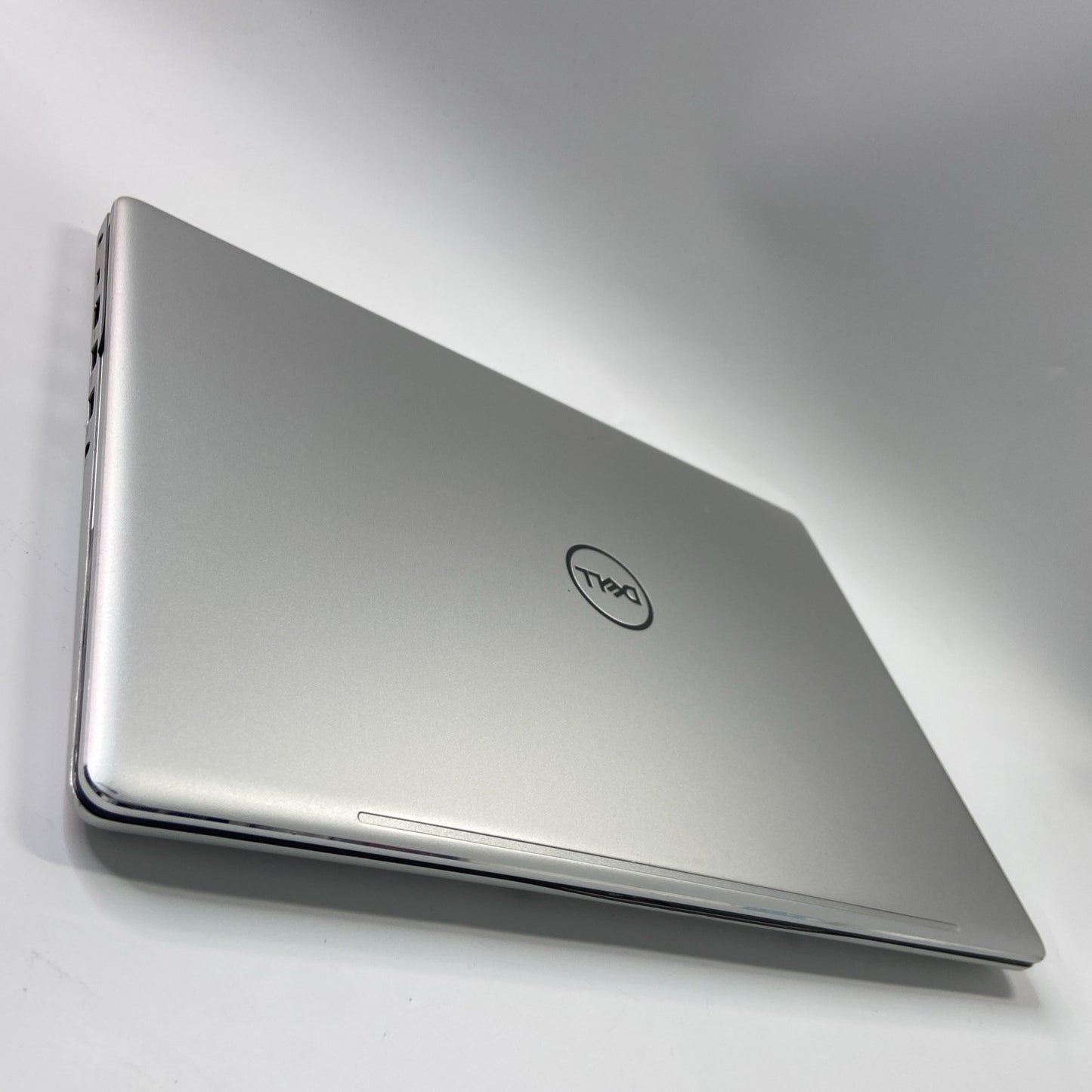 Dell Inspiron 7570 15.6" Core i7-8550U 16GB RAM 256GB SSD NVIDIA GeForce 940MX