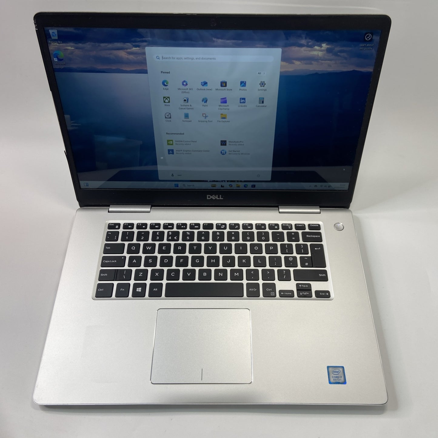 Dell Inspiron 7570 15.6" Core i7-8550U 16GB RAM 256GB SSD NVIDIA GeForce 940MX