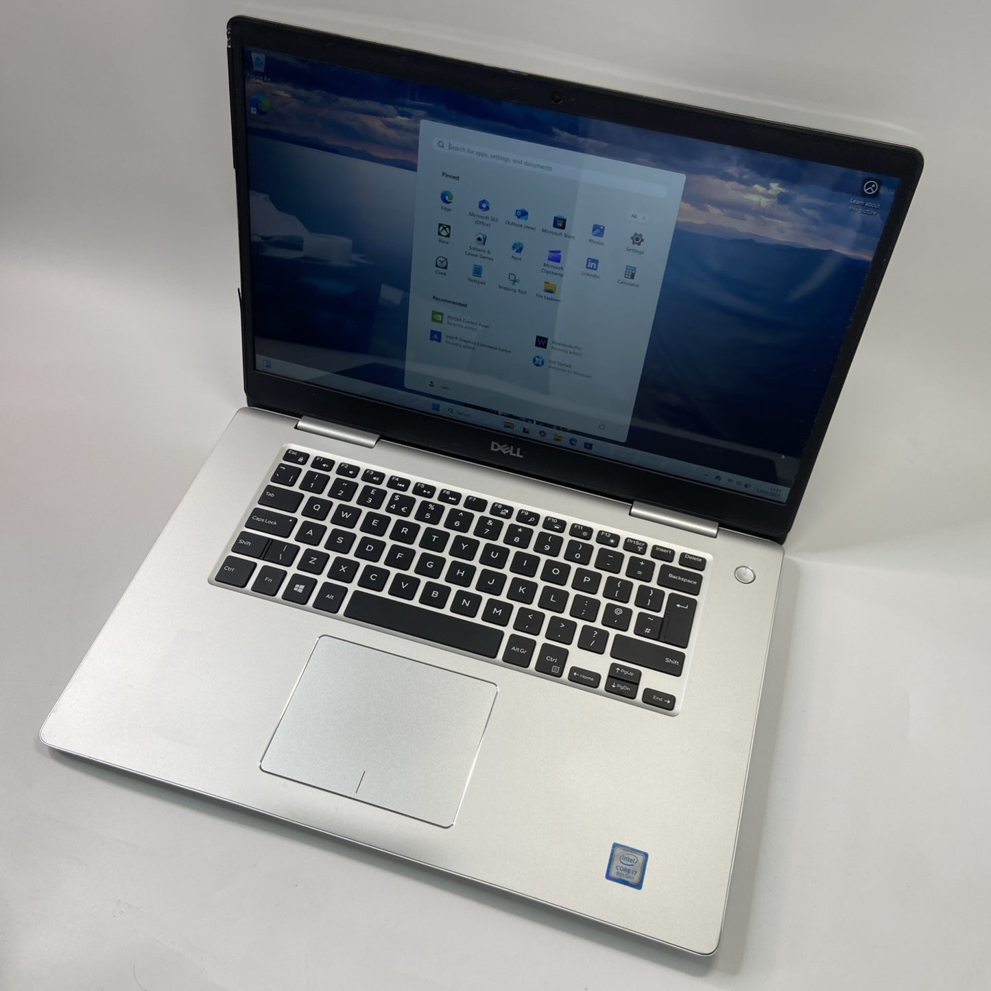 Dell Inspiron 7570 15.6" Core i7-8550U 16GB RAM 256GB SSD NVIDIA GeForce 940MX