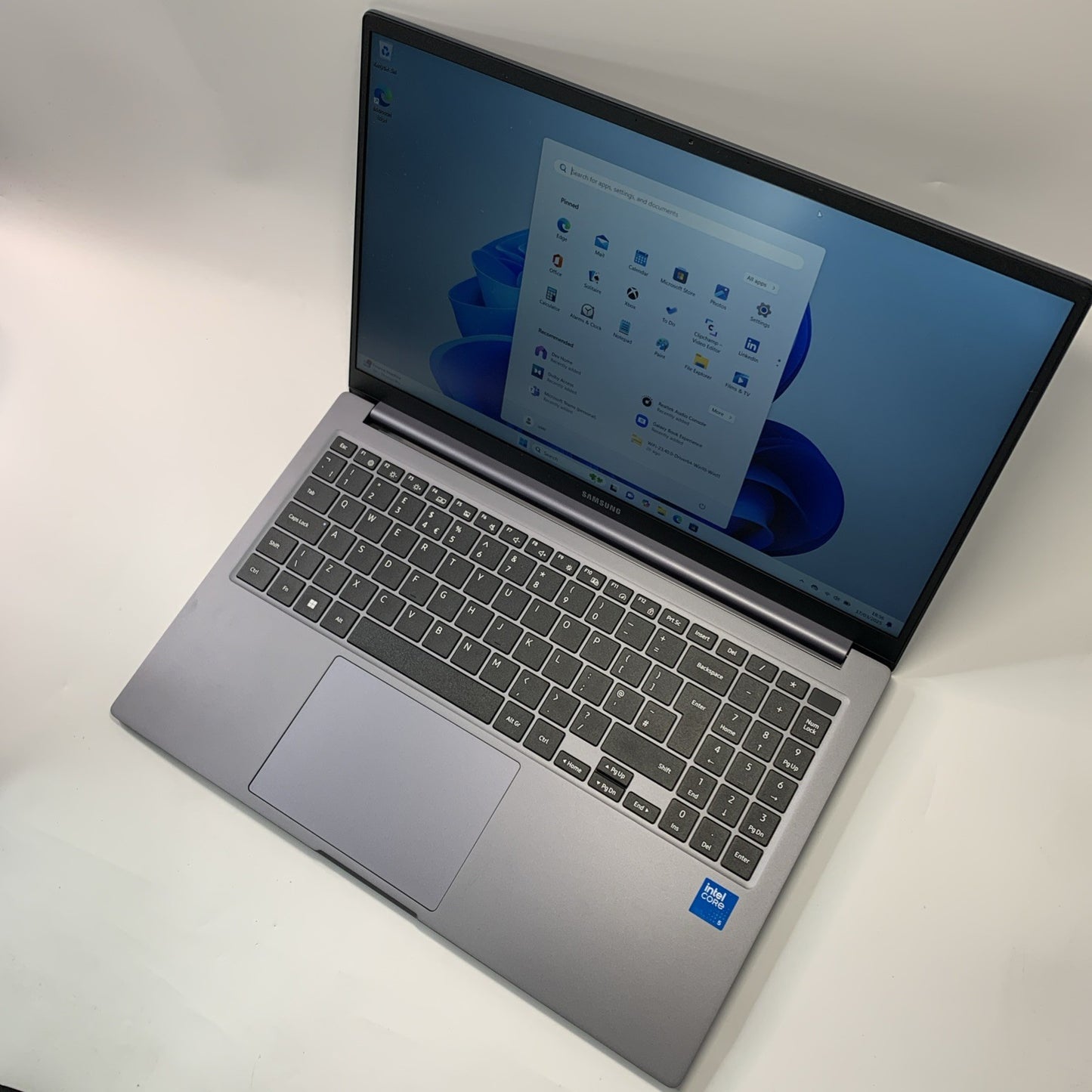 SAMSUNG Galaxy Book4 15.6" Laptop Intel Core 5 512GB SSD 8GB RAM Win 11 Grade A