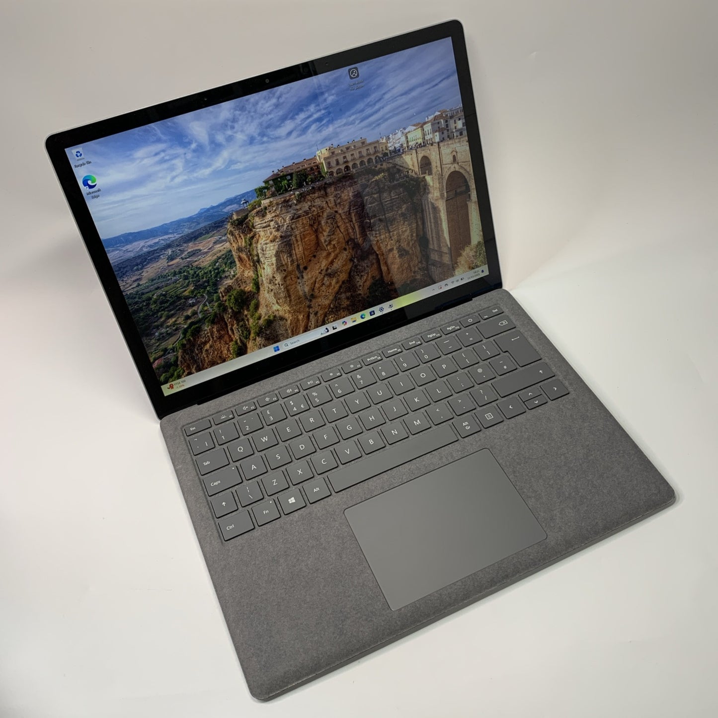 Microsoft Surface Laptop 4 13.5" Intel Core i5-1135G7 16GB RAM 512GB SSD Win 11