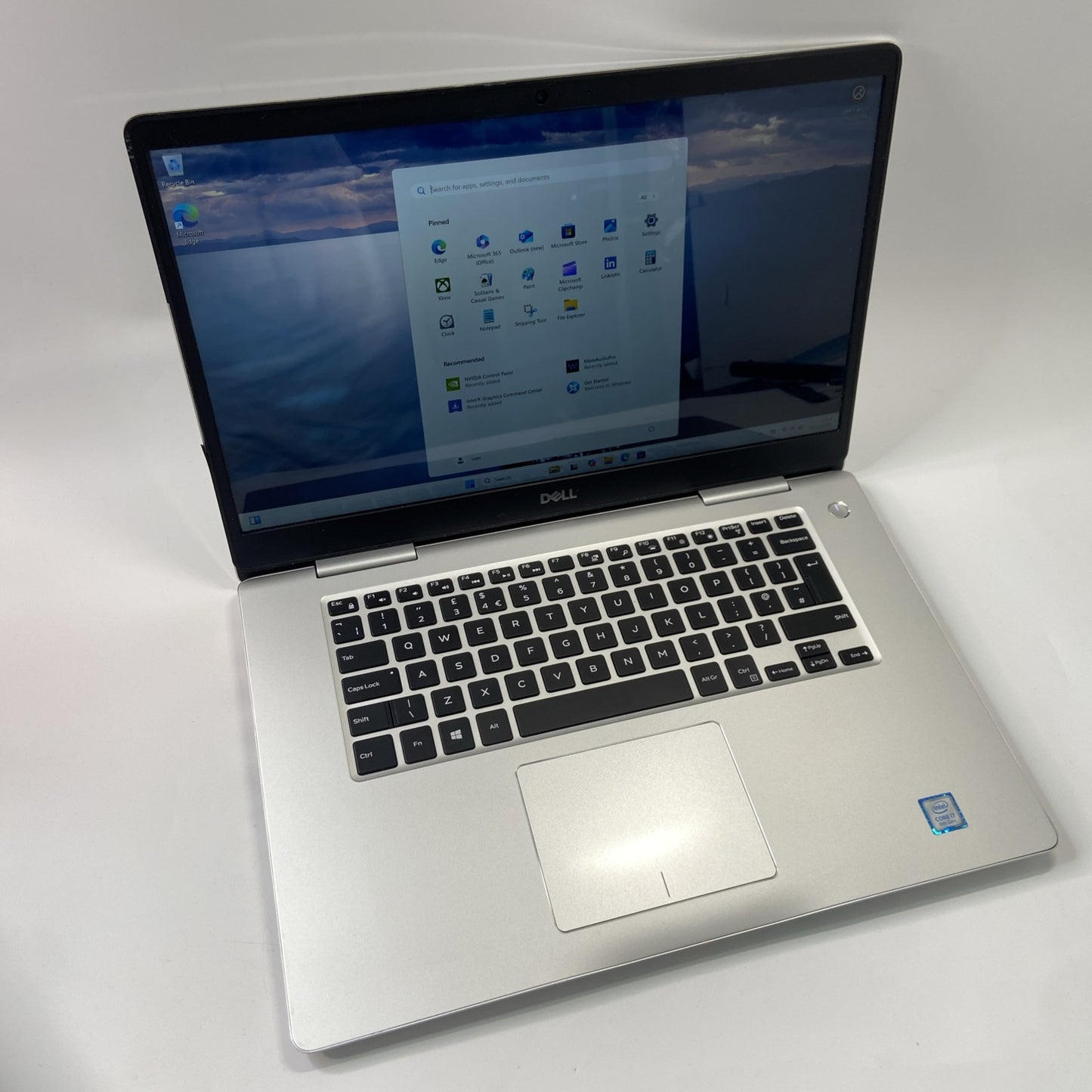 Dell Inspiron 7570 15.6" Core i7-8550U 16GB RAM 256GB SSD NVIDIA GeForce 940MX