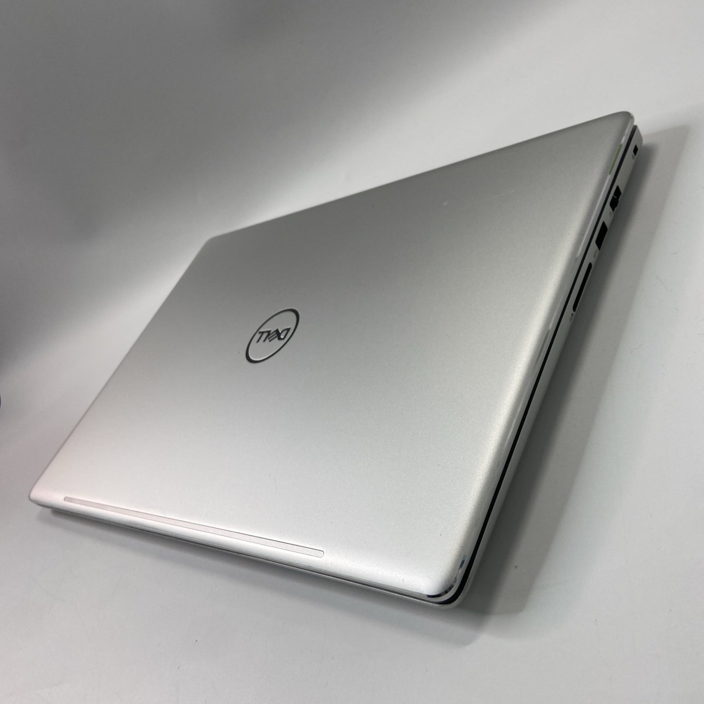 Dell Inspiron 7570 15.6" Core i7-8550U 16GB RAM 256GB SSD NVIDIA GeForce 940MX