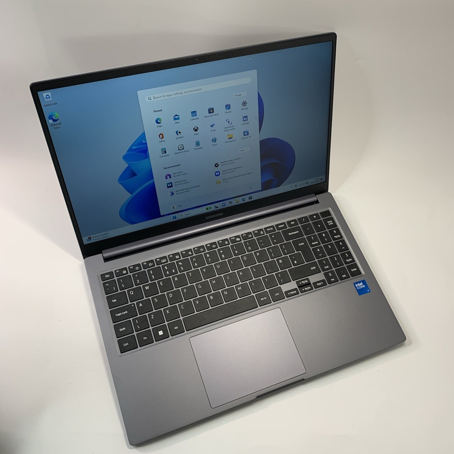 SAMSUNG Galaxy Book4 15.6" Laptop Intel Core 5 512GB SSD 8GB RAM Win 11 Grade A