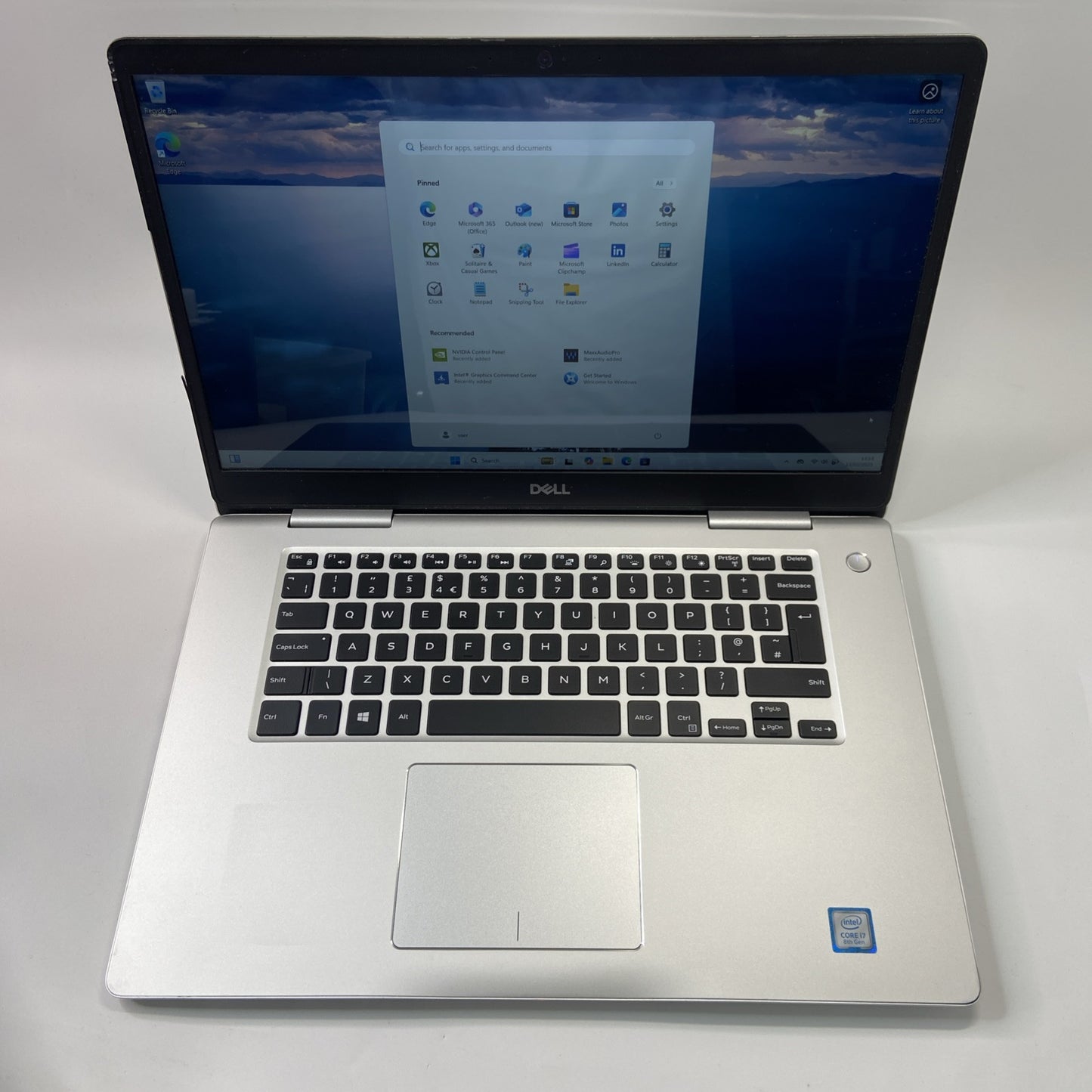 Dell Inspiron 7570 15.6" Core i7-8550U 16GB RAM 256GB SSD NVIDIA GeForce 940MX