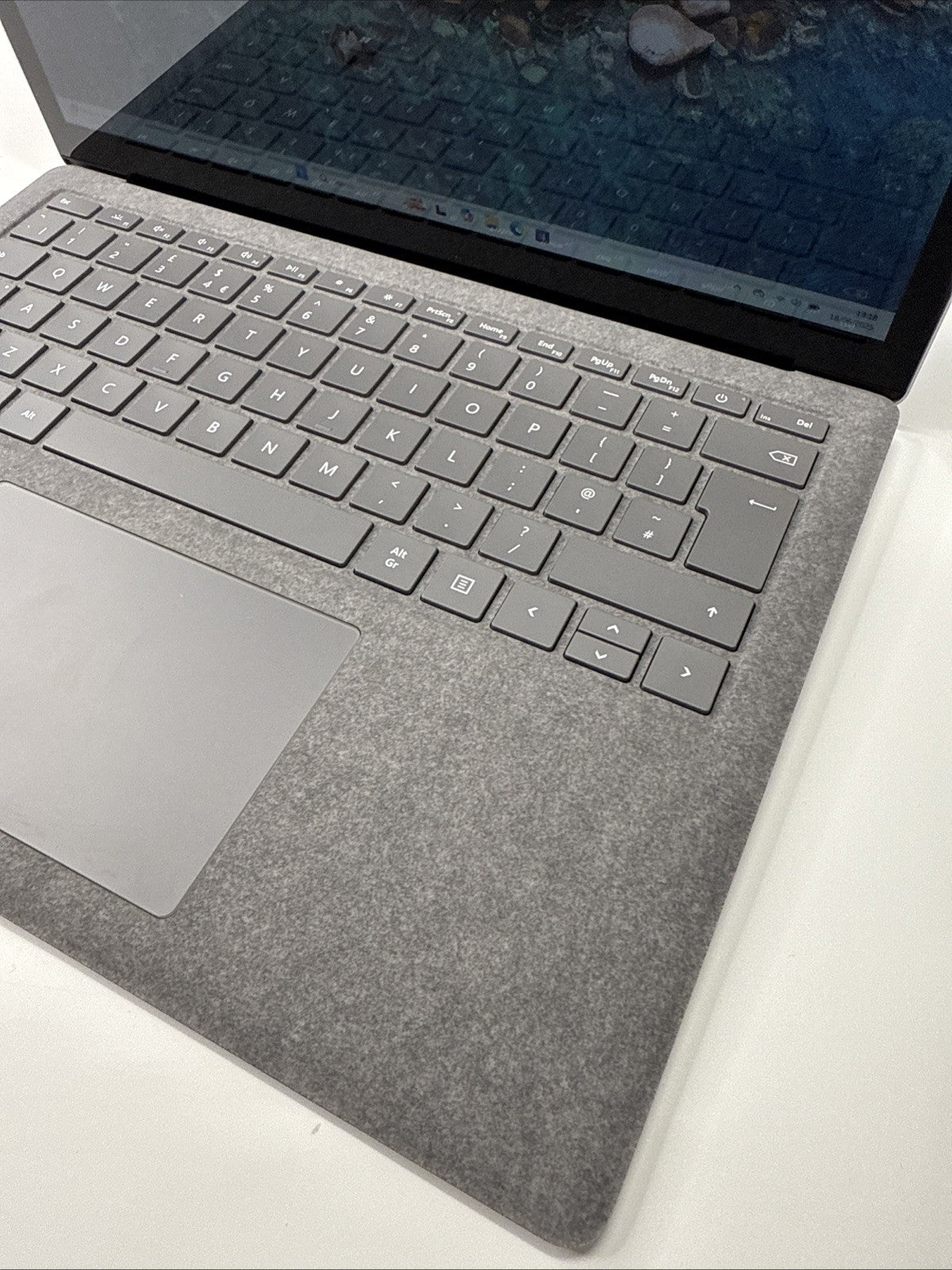 Microsoft Surface Laptop 4 13.5" Inte i5-1135G7 8GB RAM 512GB SSD Cracked Screen