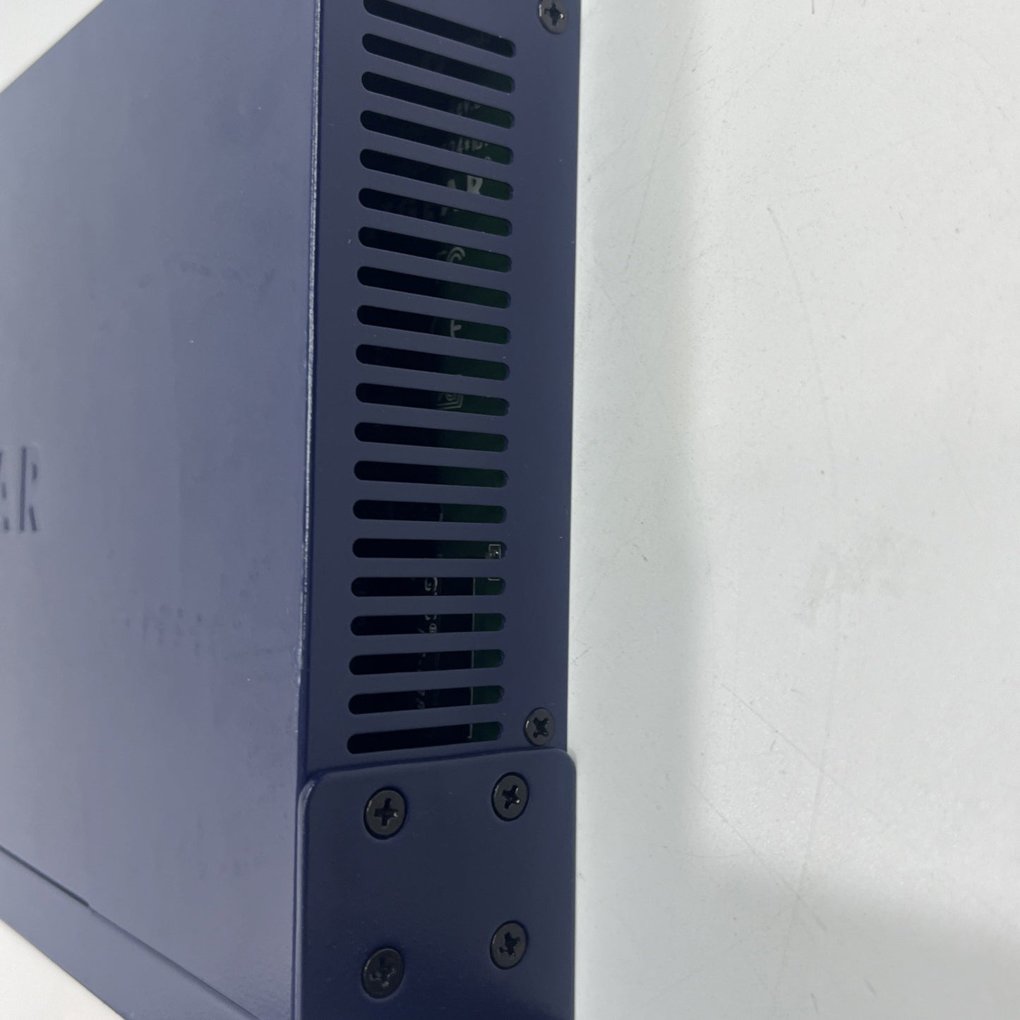 Netgear  FS524 24 Ports 10/100 Mbps Fast Ethernet Switch.Few Minors Signs