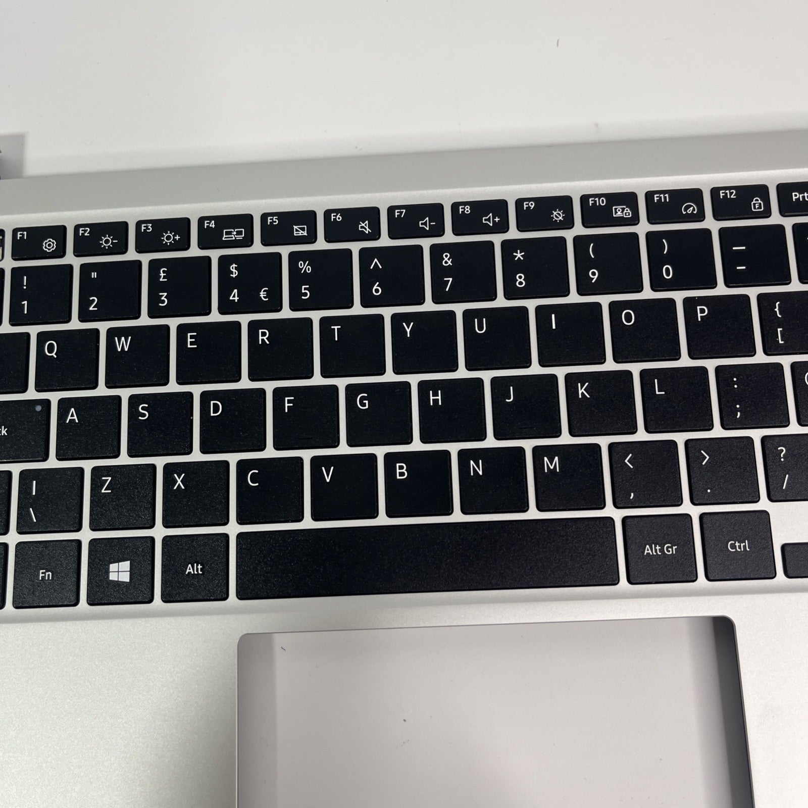 Genuine silver Samsung Galaxy NP750XDA  Palmrest & Keyboard&Speakers.missing Key