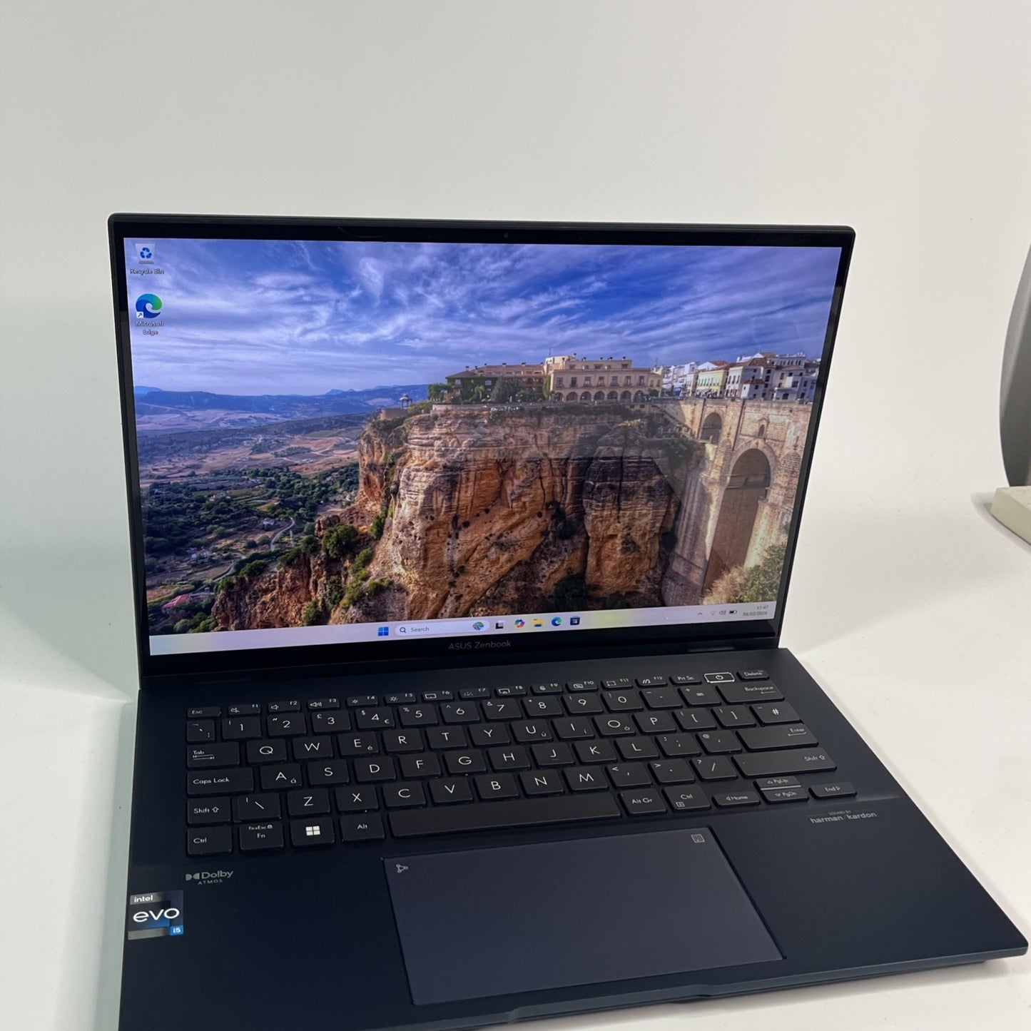 Asus Zenbook UX3402v OLED 14" 2.8K Touchscreen Intel EVO 16GB RAM 256GB i5-1340P