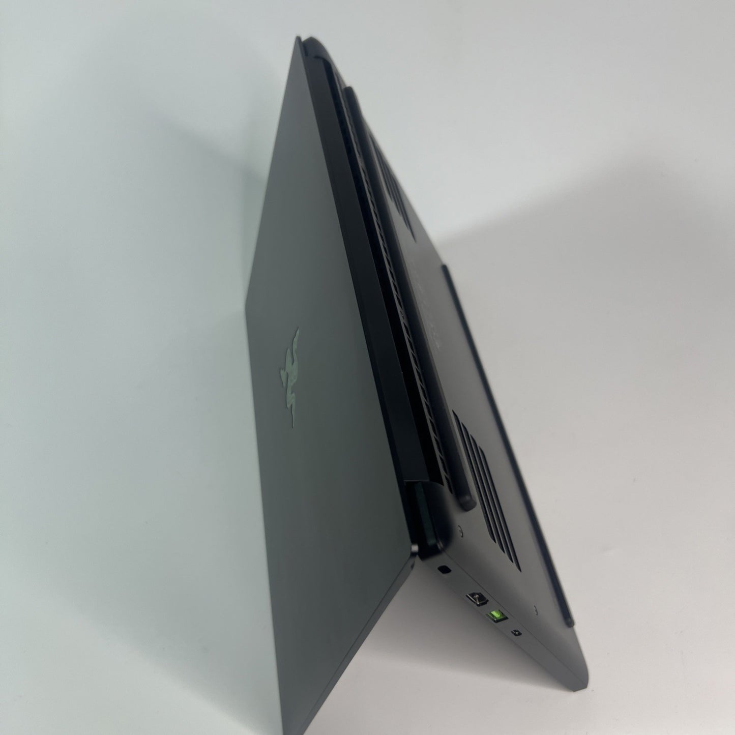 Razer Blade 14 RZ09-0427 Ryzen 9 RTX 3080 Ti QHD 165Hz 16GB 1TB Grade B Win 11