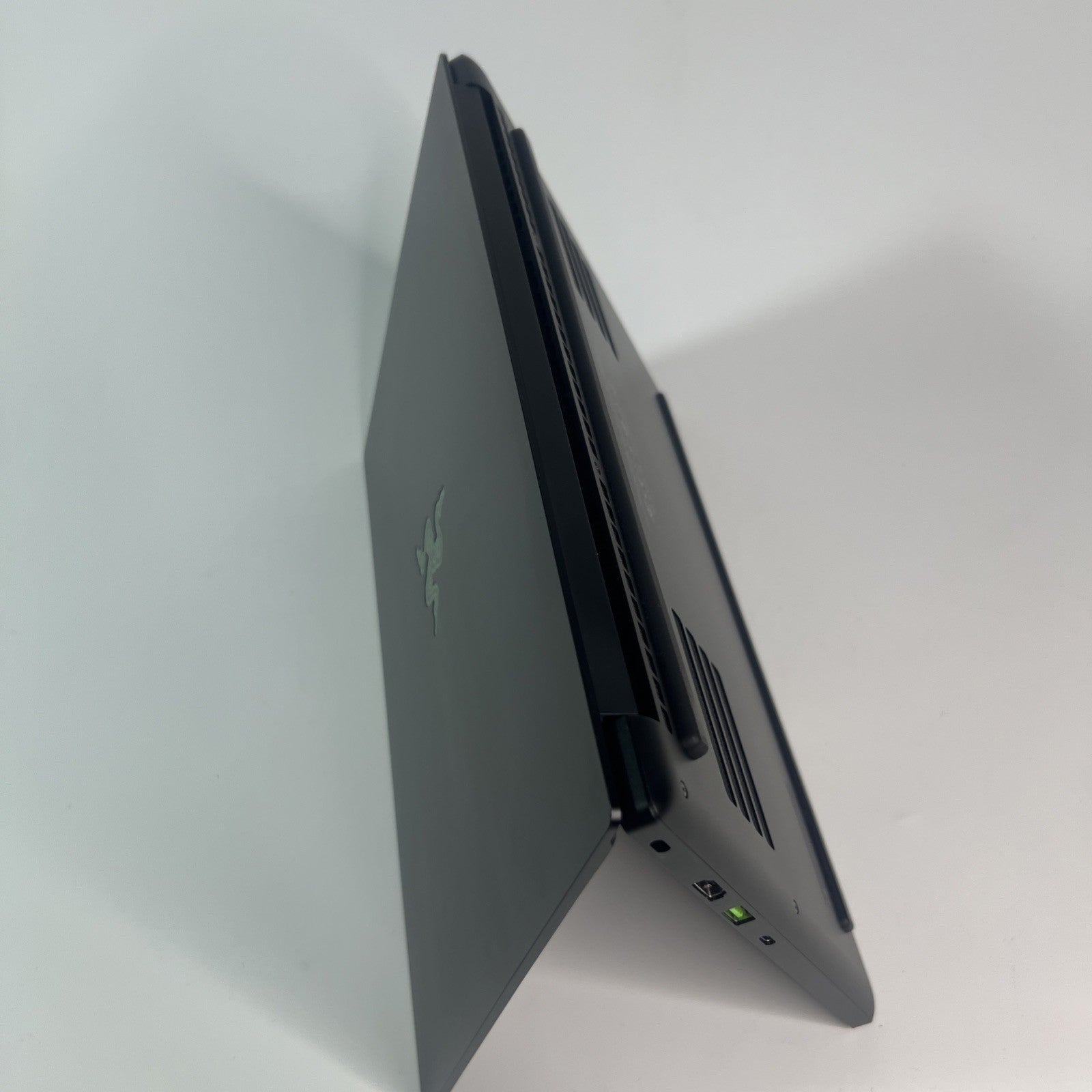 Razer Blade 14 RZ09-0427 Ryzen 9 RTX 3080 Ti QHD 165Hz 16GB 1TB Grade B Win 11