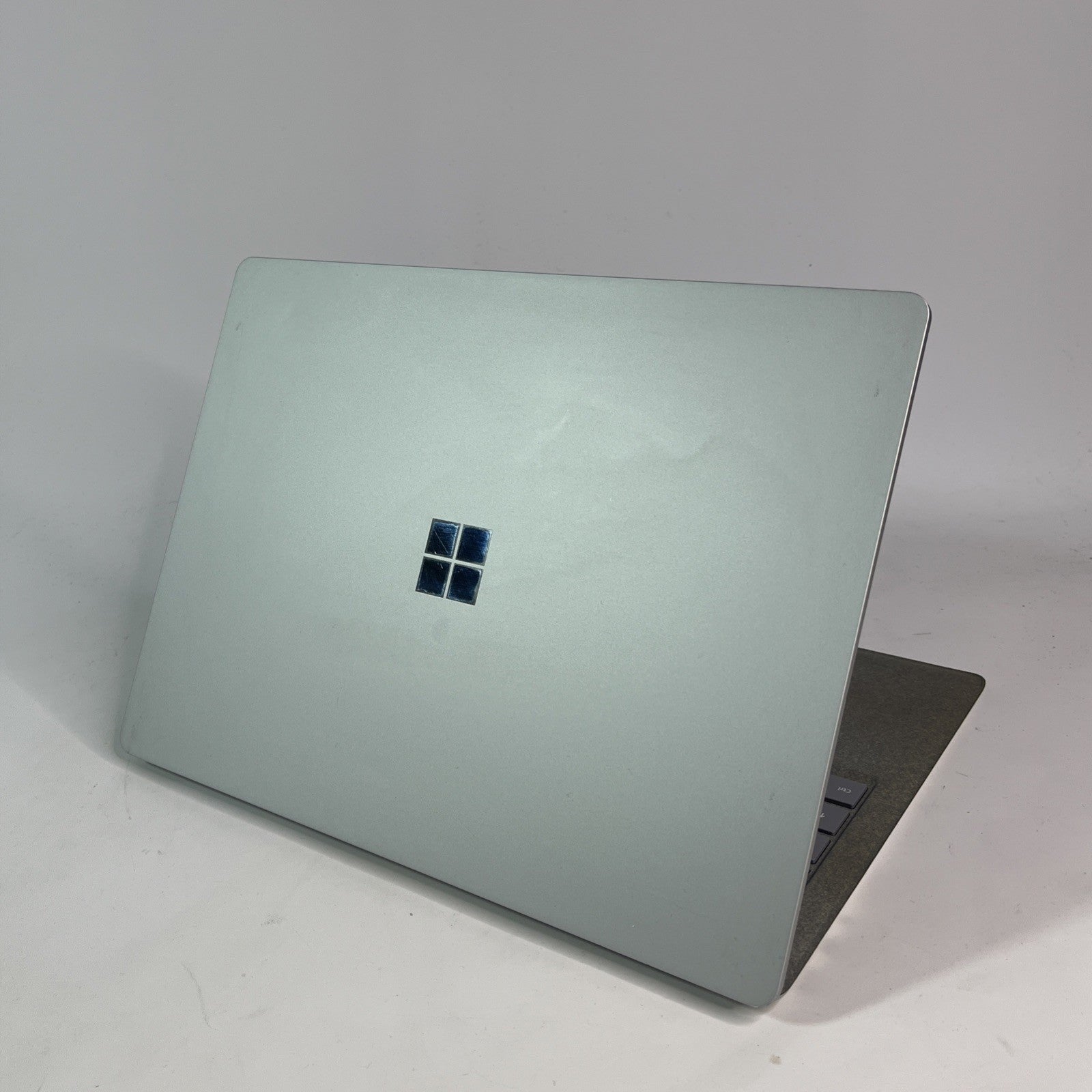 Microsoft Surface Laptop 2 – i5-8350U | 8GB RAM | 256GB SSD | 13.5” | Windows 11
