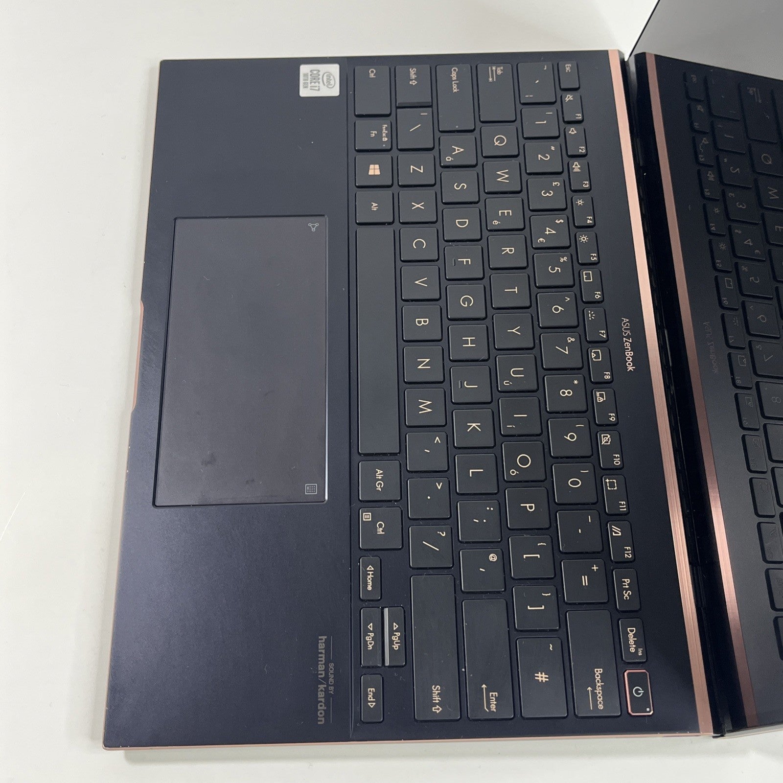 ASUS ZenBook UX393JA 13.3”Core I7-1065G7 16GB RAM 512 GB SSD Windows 11.#G C