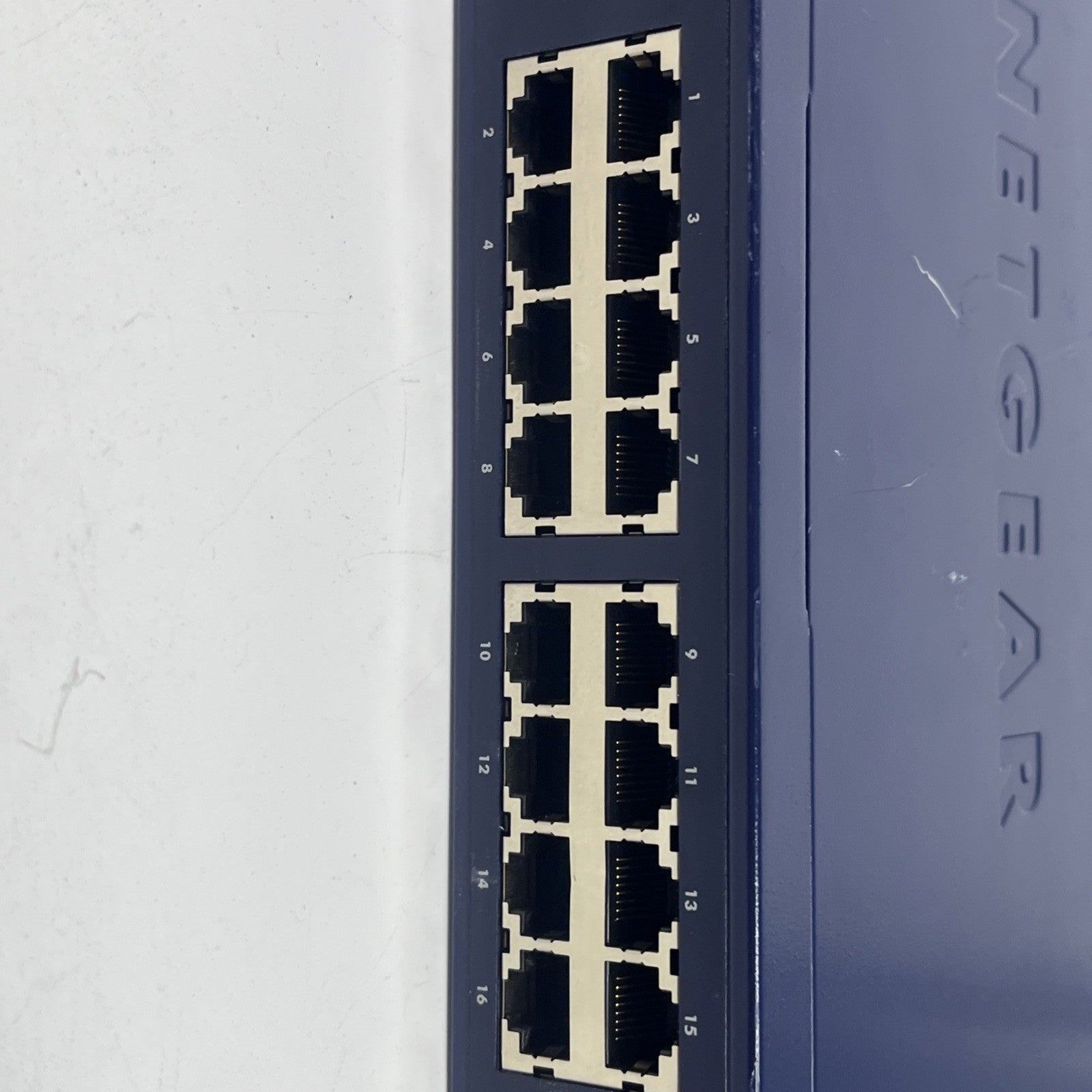Netgear  FS524 24 Ports 10/100 Mbps Fast Ethernet Switch.Few Minors Signs