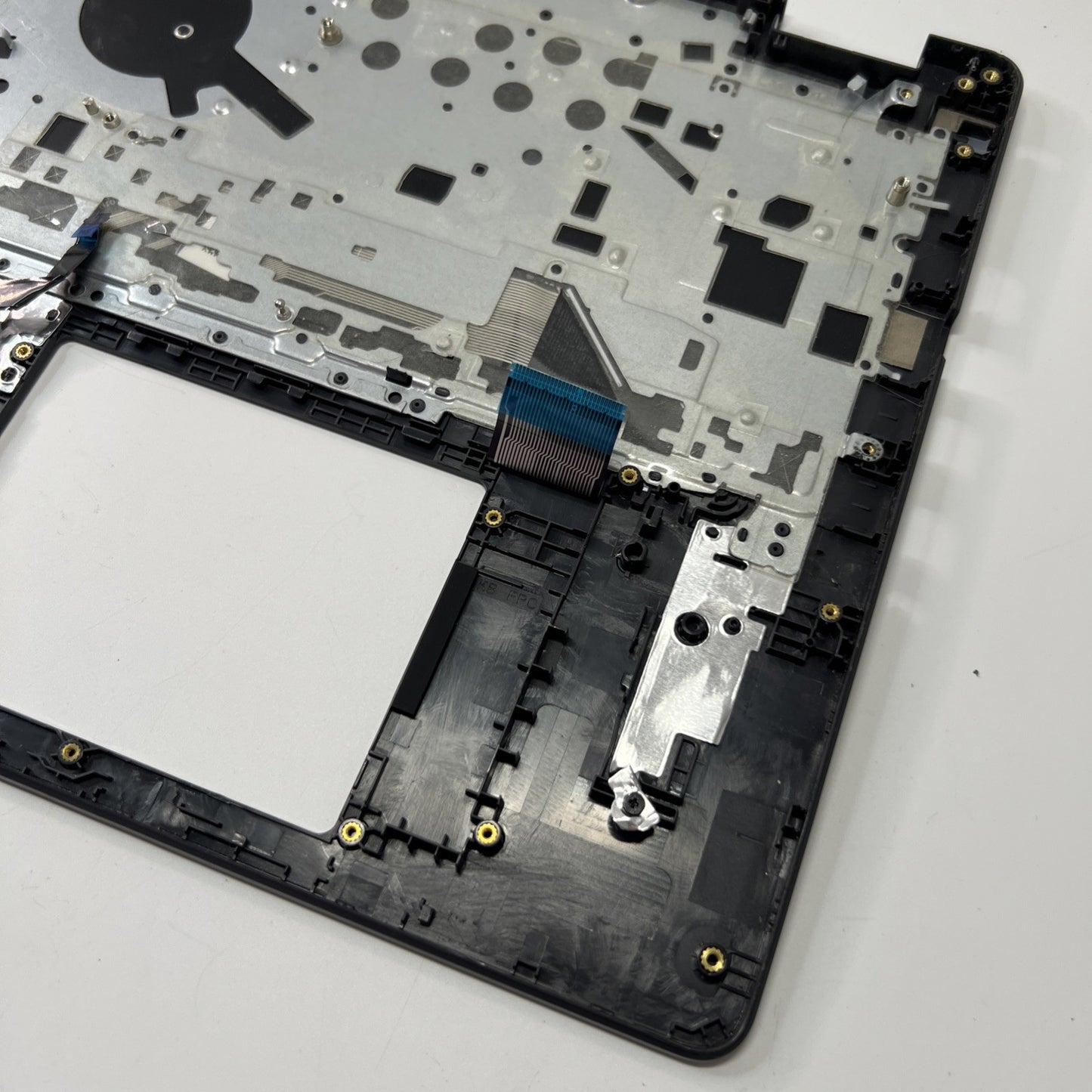 Genuine Dell Inspiron 3505 Palmrest Assembly UK Keyboard 033HPP (SMALL CRACK)