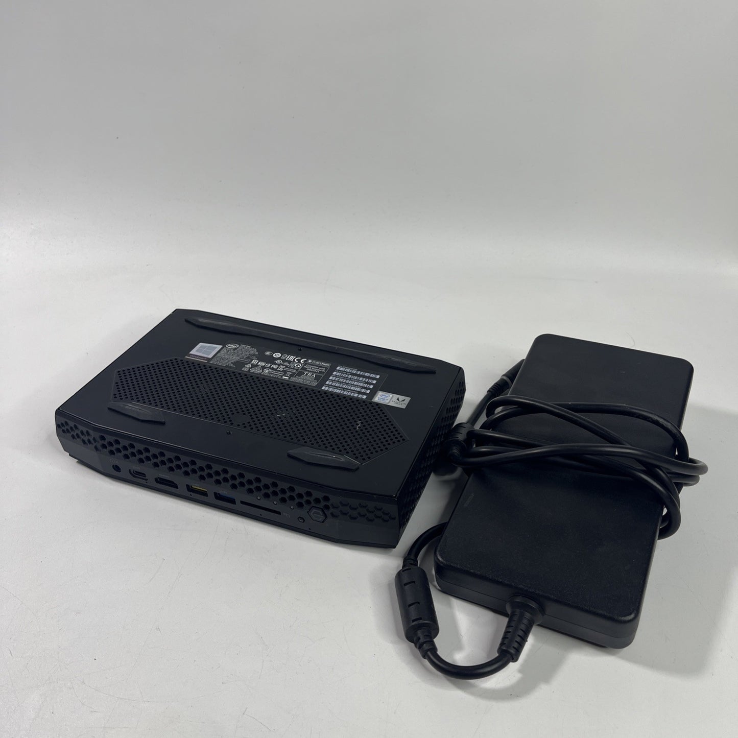 Intel Hades Canyon - NUC8i7HNK - 16GB RAM - 512GB SSD - i7 8705G - Win11