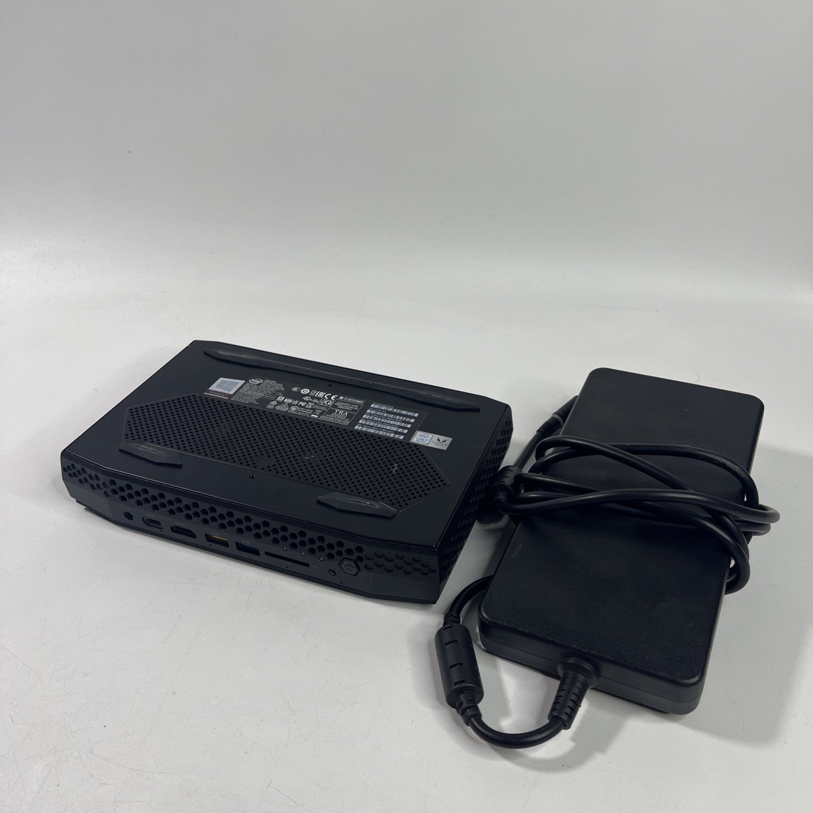 Intel Hades Canyon - NUC8i7HNK - 16GB RAM - 512GB SSD - i7 8705G - Win11