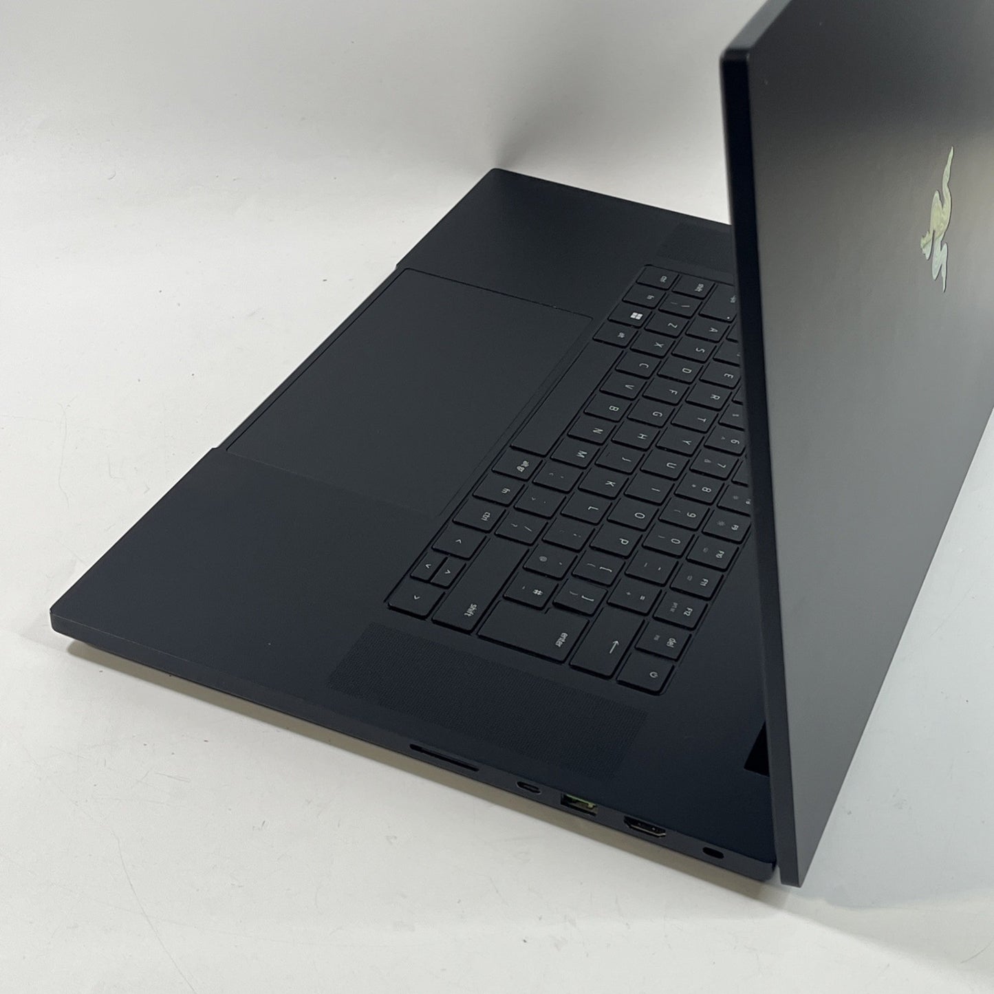 Razer Blade 18 RZ09-484  32GB RAM i9-1350HX - RTX 4090 2TB SSD 240HZ For Parts