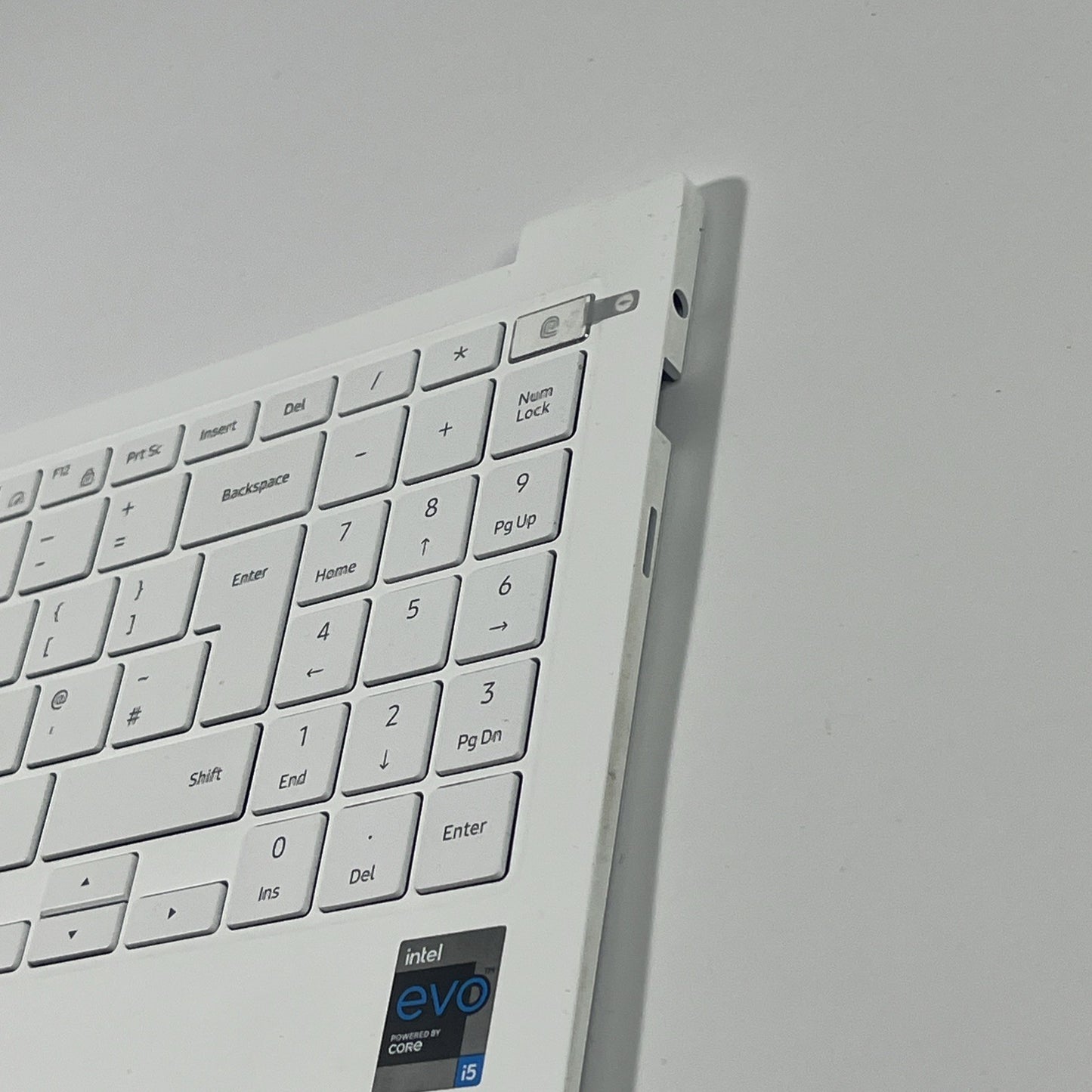 Genuine White Samsung Galaxy Book Pro NP950XDB  Palmrest & Keyboard BA5904593A.