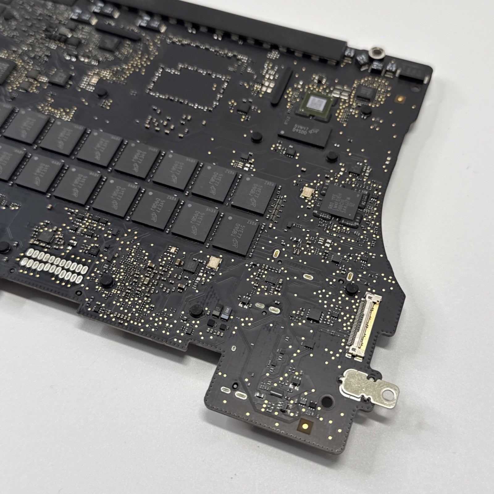 MacBook Pro A1398 Mid 2015 Logic Board 2.8GHz Core i7-4980HQ 16GB 820-00426-A
