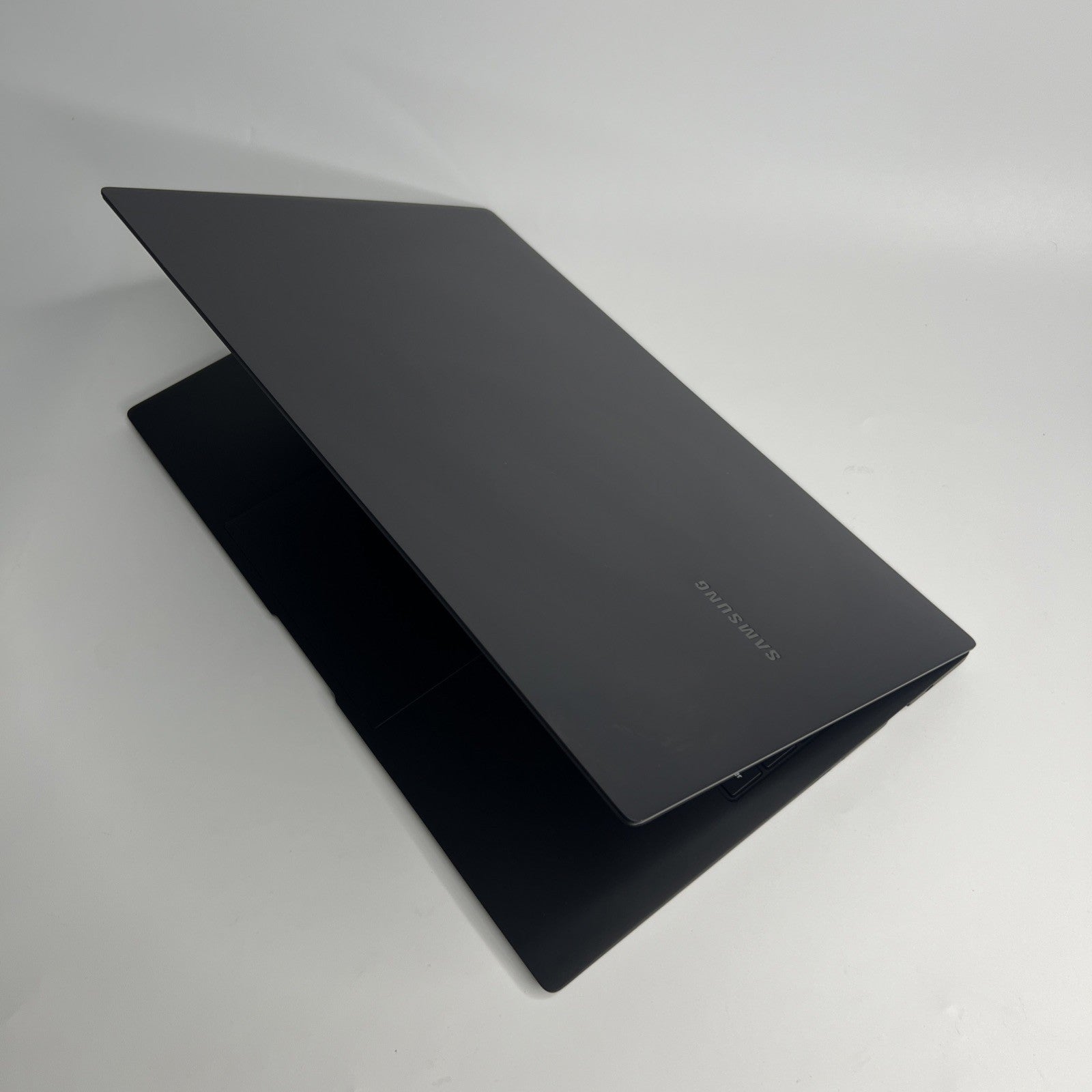 Samsung Galaxy Book 2 Pro 5G Core i5-1240P 8GB 512GB 15.6 Inch AMOLED Windows 11