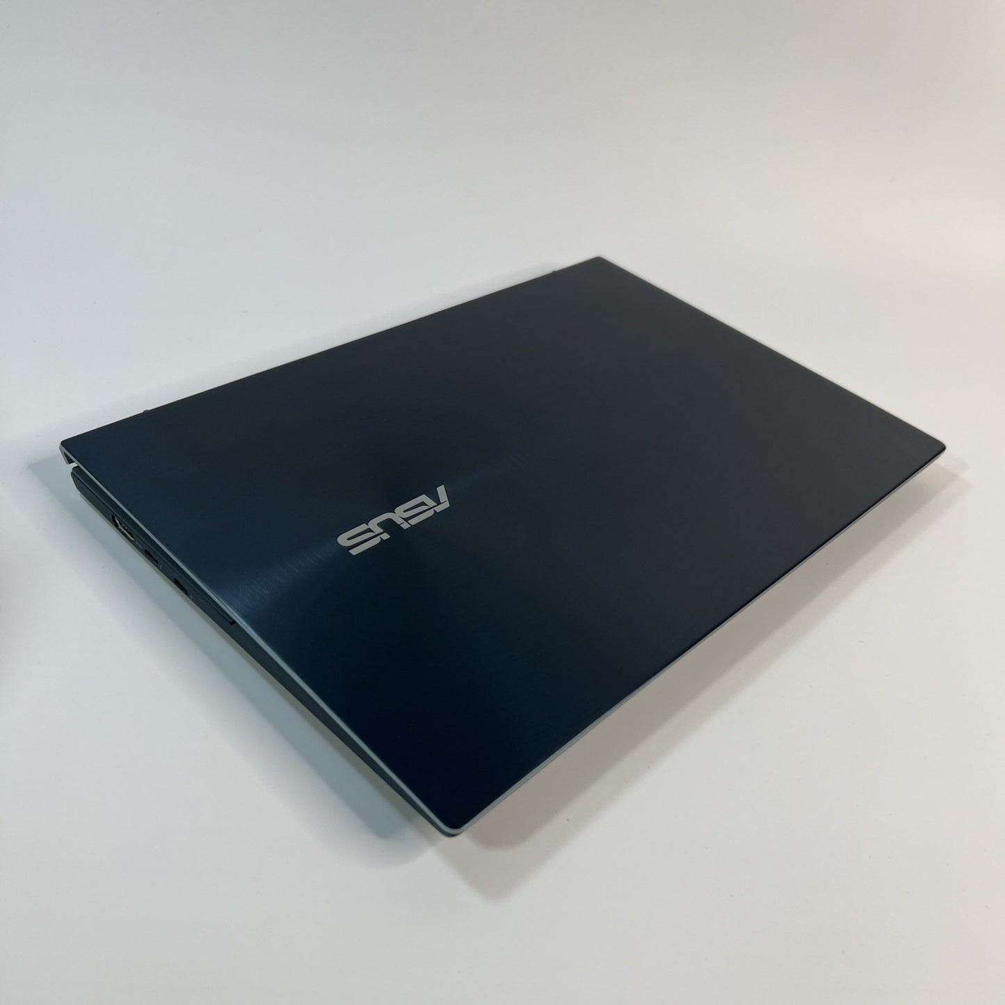 ASUS ZenBook Duo UX482EAR 14”Core I7-11957G 16GB RAM 1 TB SSD Windows 11