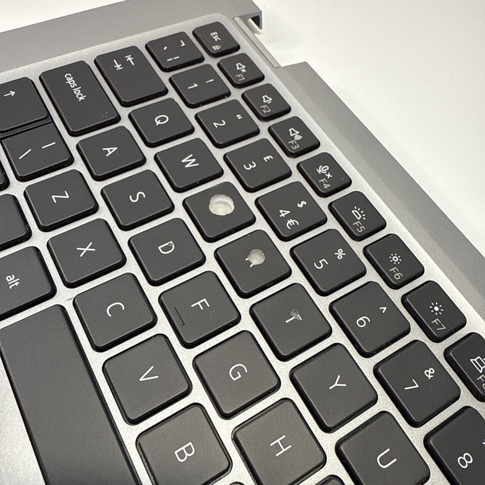 Genuine Dell Latitude 5320 Palmrest & UK Keyboard Silver 0VJ41Y (Paint Chipping)