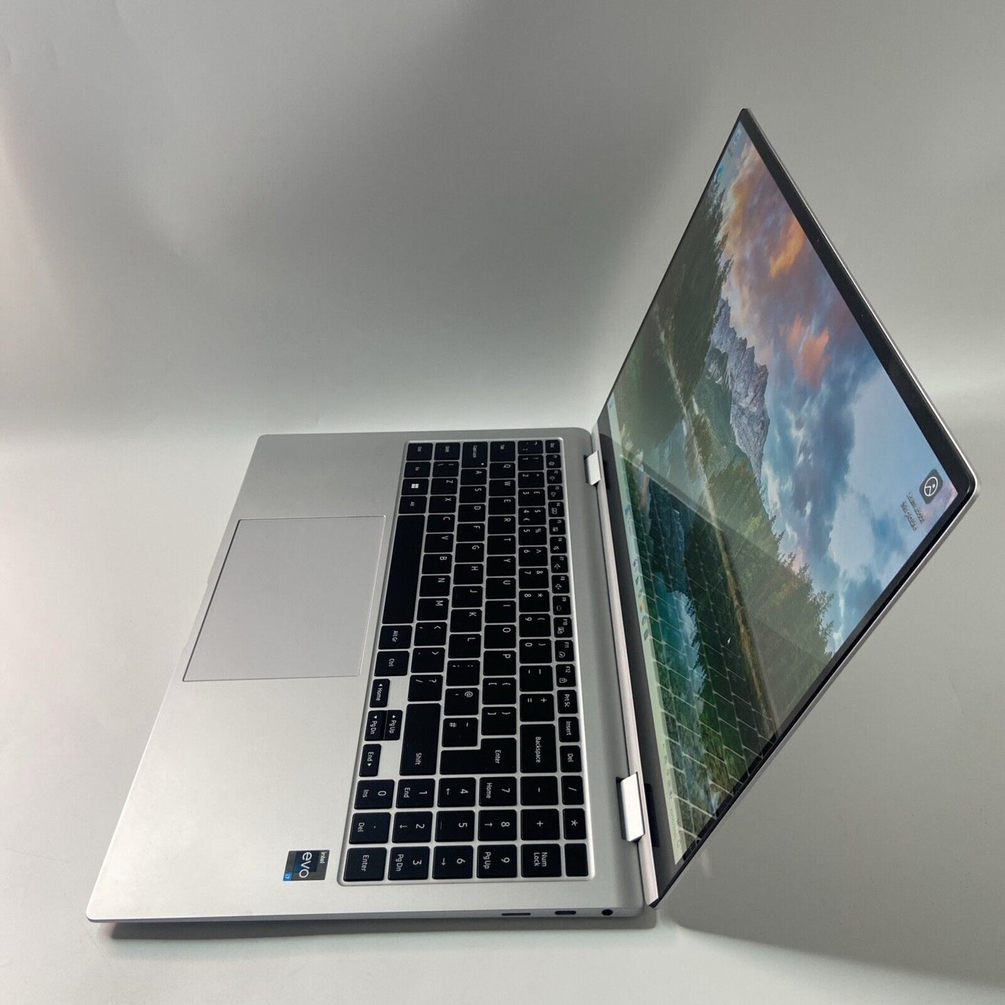 Samsung Galaxy Book2 Pro 360 15.6" Intel Core i7- 1260P 256GB SSD 16GB RAM