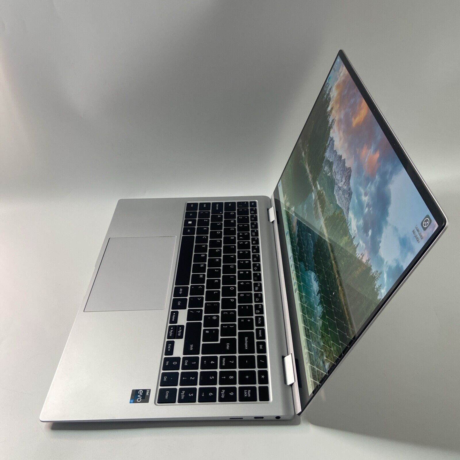 Samsung Galaxy Book2 Pro 360 15.6" Intel Core i7- 1260P 256GB SSD 16GB RAM