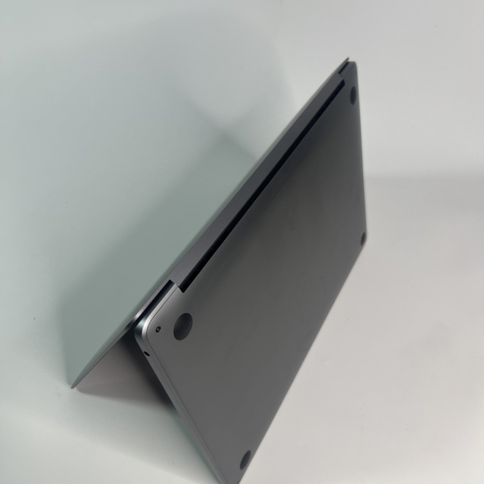 Apple MacBook Pro 13” A2338 M1 8-Core 8GB RAM 256GB SSD – Grade B – 96% Battery 