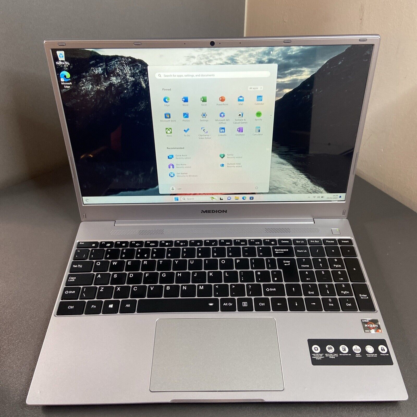 Medion Akoya E15309 Laptop, AMD Ryzen 3 5300U 3.8GHz, 8GB RAM, 256GB SSD Grade A