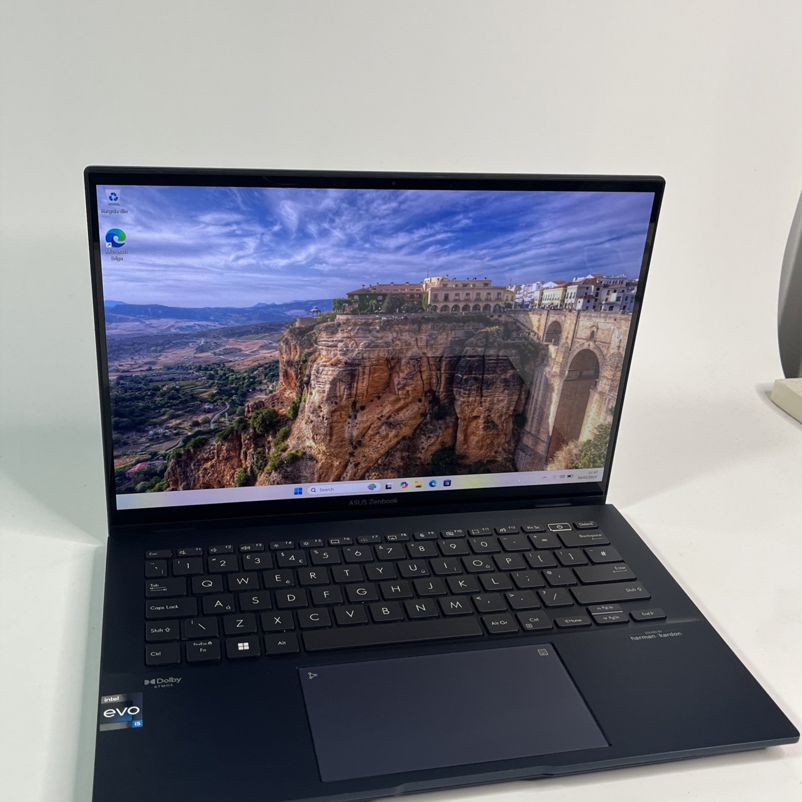 Asus Zenbook UX3402v OLED 14 2.8K Touchscreen Intel EVO 16GB RAM 256GB i5-1340P.