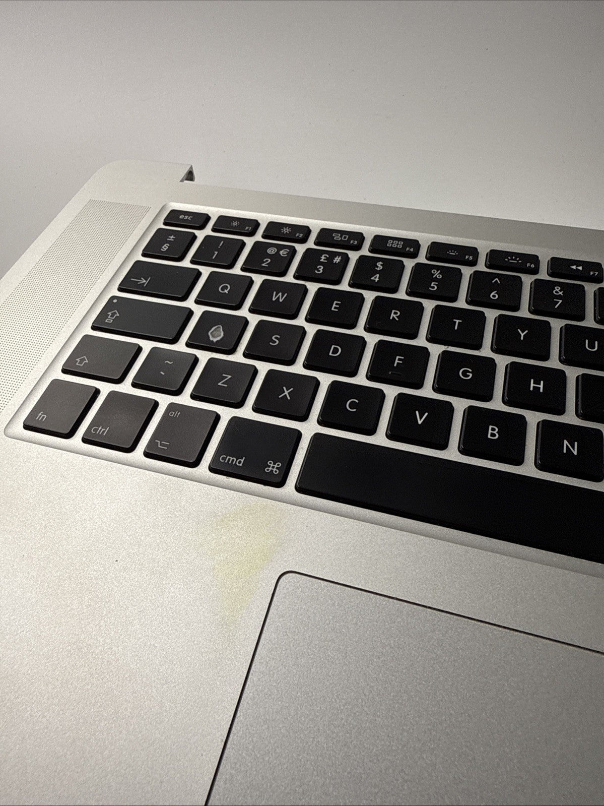 MacBook Pro A1398 15 Late 2013 Palmrest UK Keyboard Battery (key Missing)
