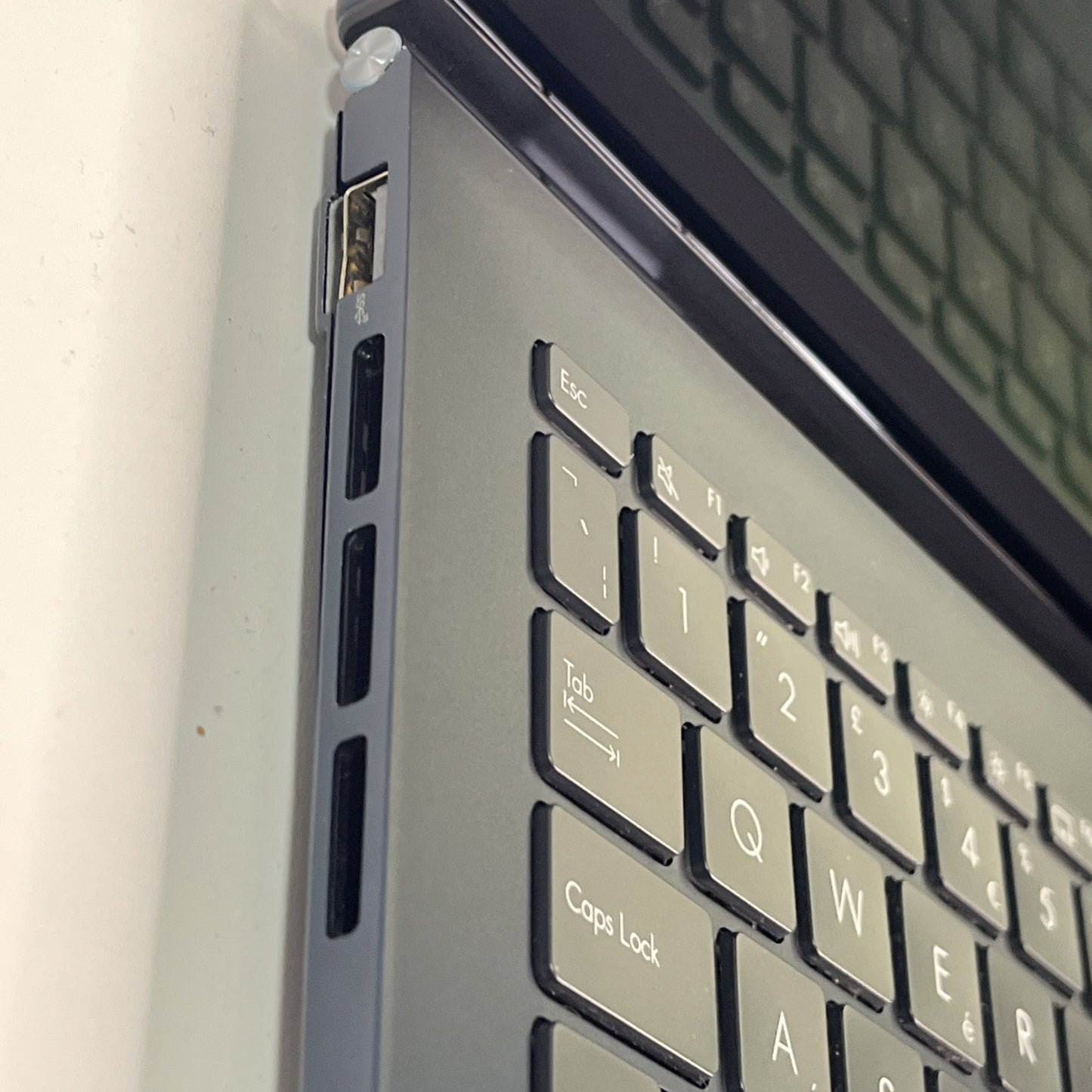 Asus Zenbook UX3402v OLED 14 2.8K Touchscreen Intel EVO 16GB RAM 256GB i5-1340P.