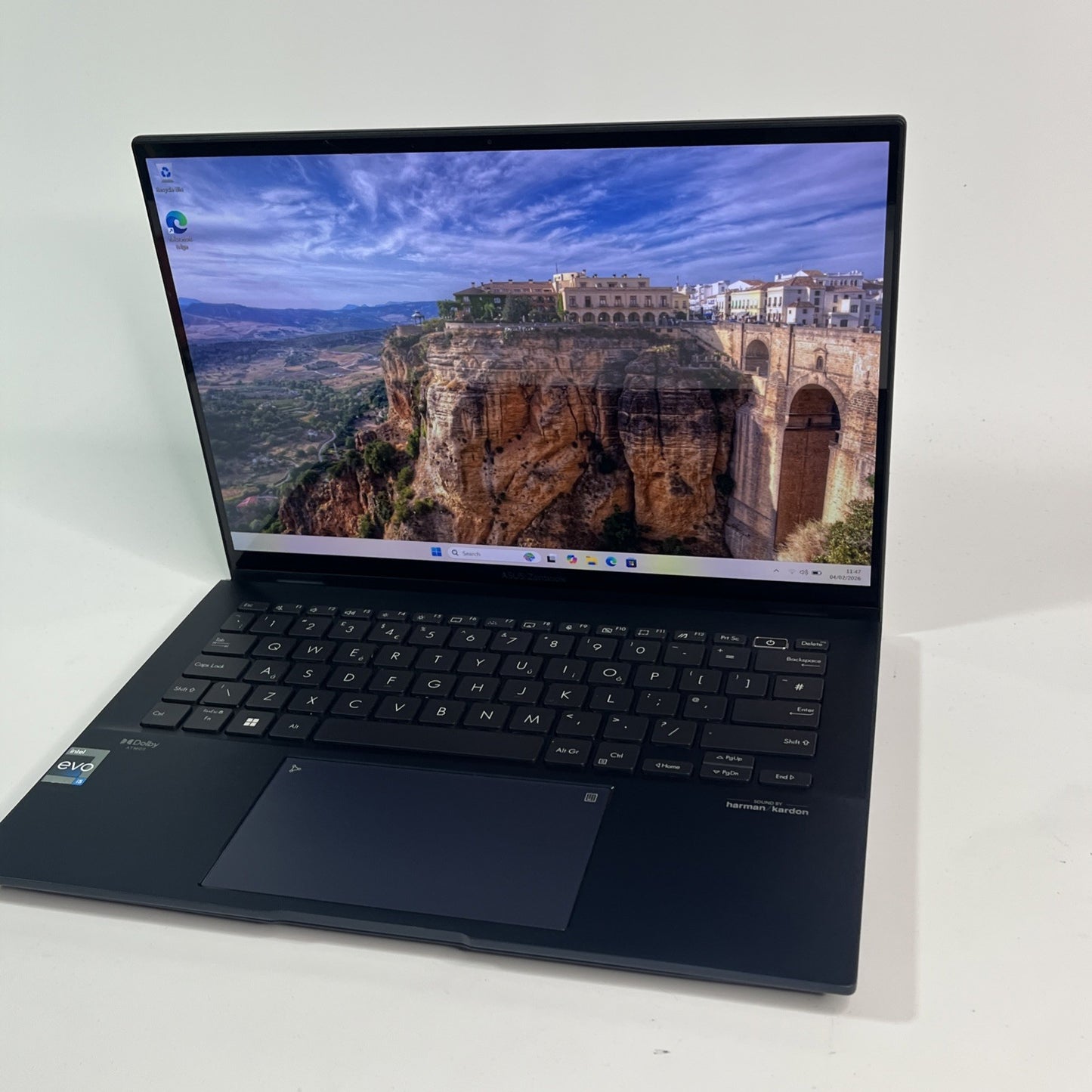 Asus Zenbook UX3402v OLED 14 2.8K Touchscreen Intel EVO 16GB RAM 256GB i5-1340P.