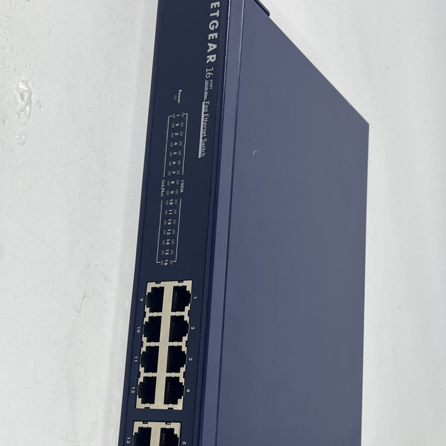 Netgear  JFS516 16 Ports 10/100 Mbps Fast Ethernet Switch.