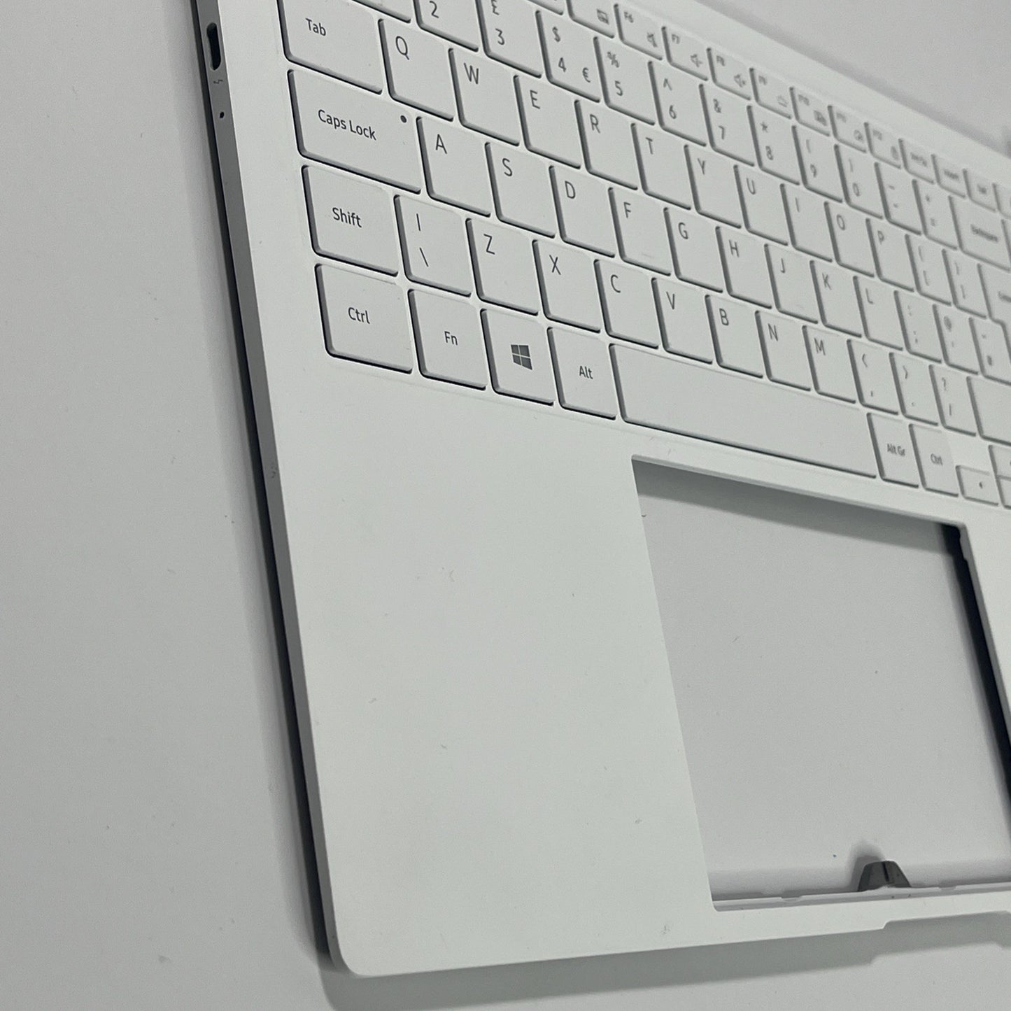 Genuine White Samsung Galaxy Book Pro NP950XDB  Palmrest & Keyboard BA5904593A.