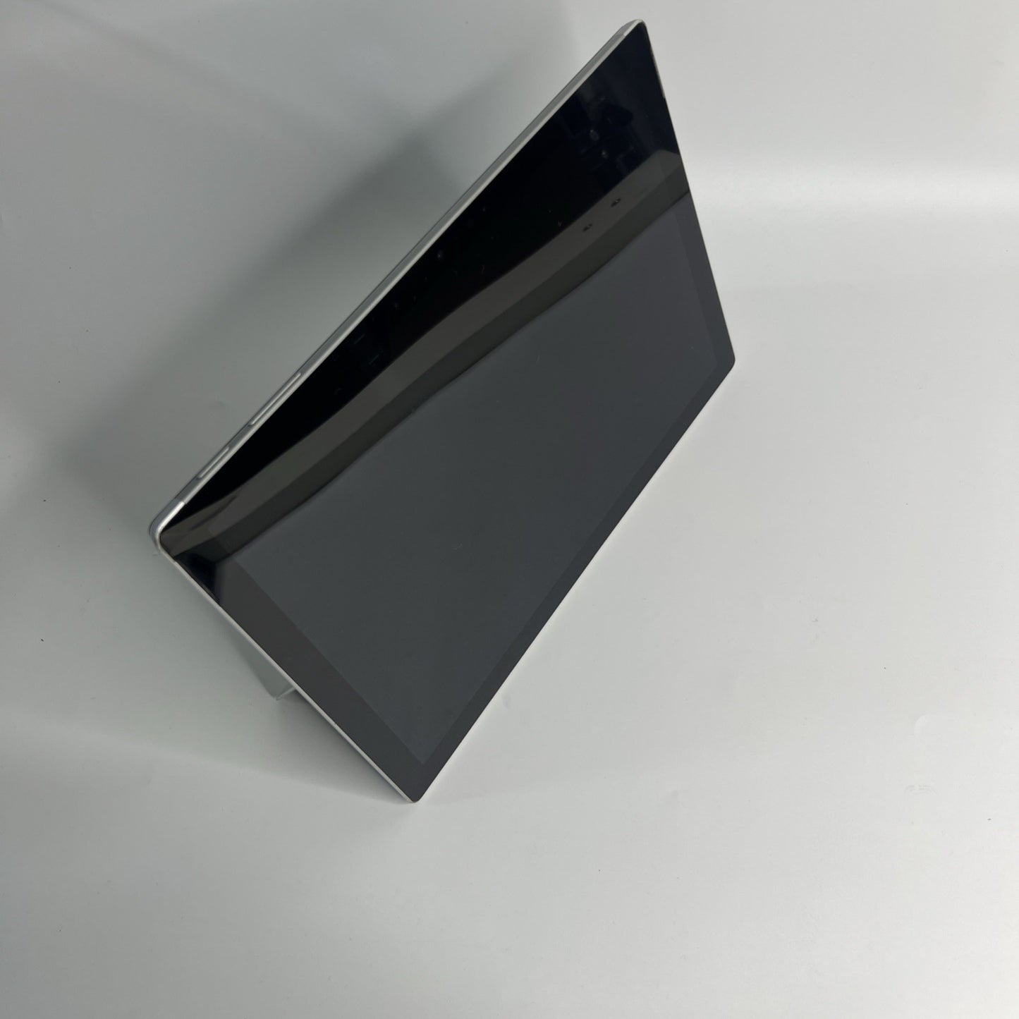 Microsoft Surface Pro 7 – i5-1035G4 8GB RAM 128GB SSD Windows 11 Grade C