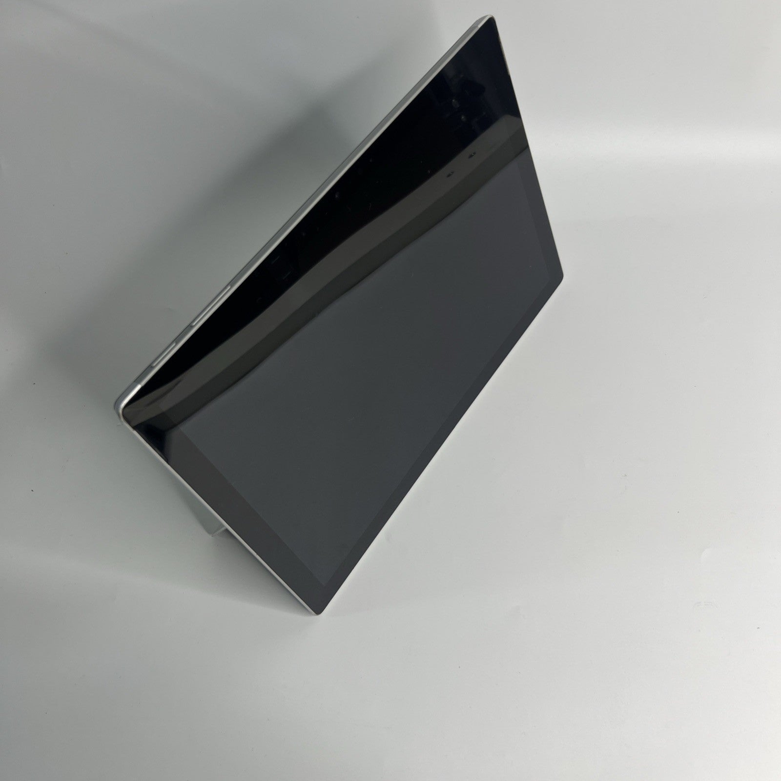 Microsoft Surface Pro 7 – i5-1035G4 8GB RAM 128GB SSD Windows 11 Grade C