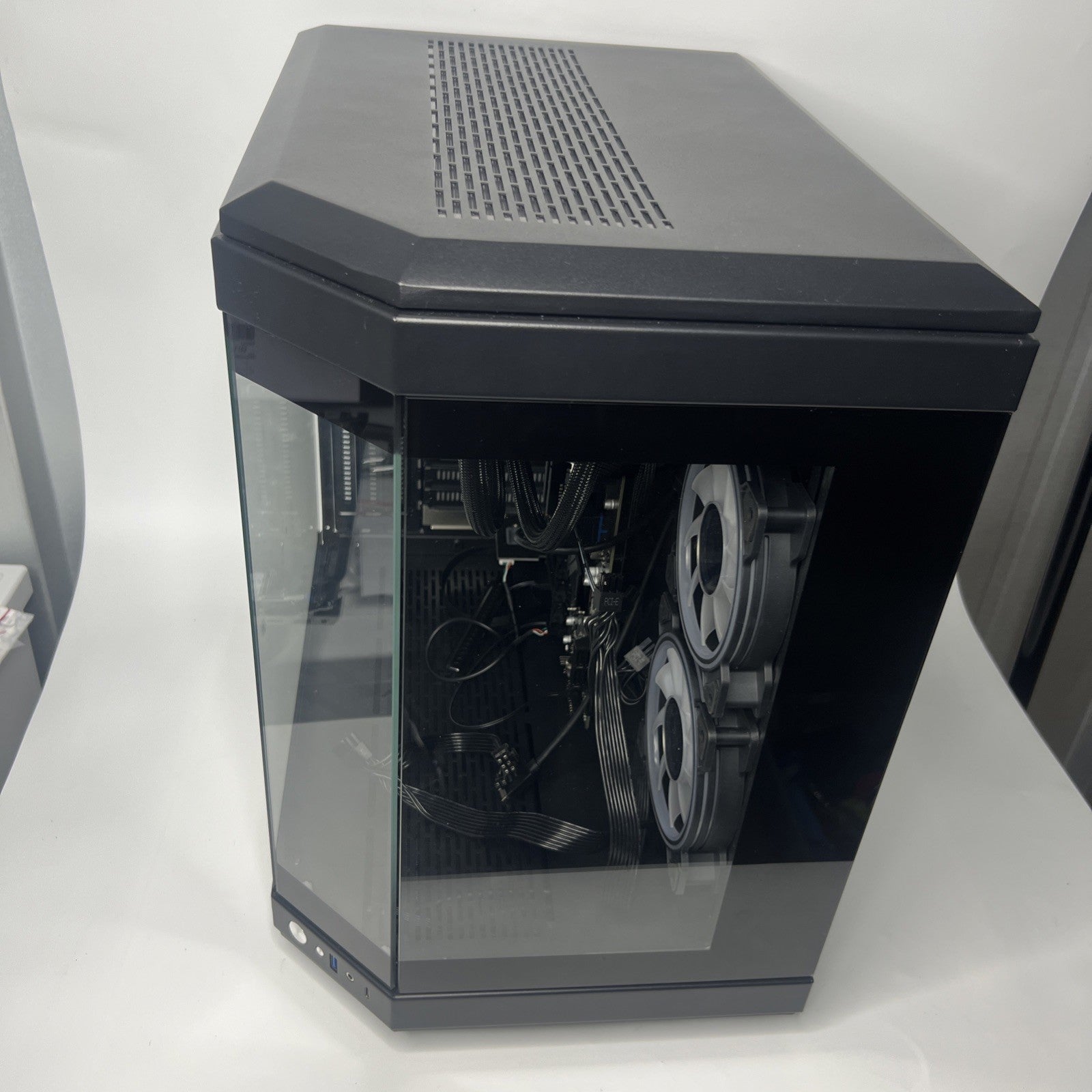 GAMEMAX HYPE TOWER PC i7-14700KF 32GB RAM 1TB SSD Gigabyte MB 850W Gold PSU WIFI