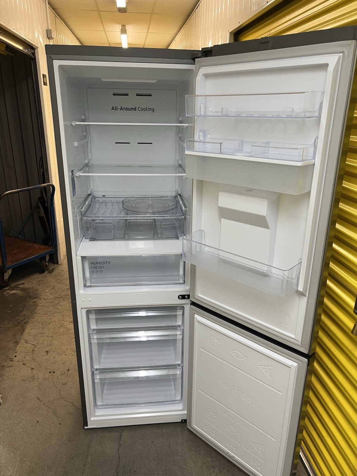 Samsung RB34T632ESA/EU Freestanding Fridge-Freezer Silver Water Dispenser