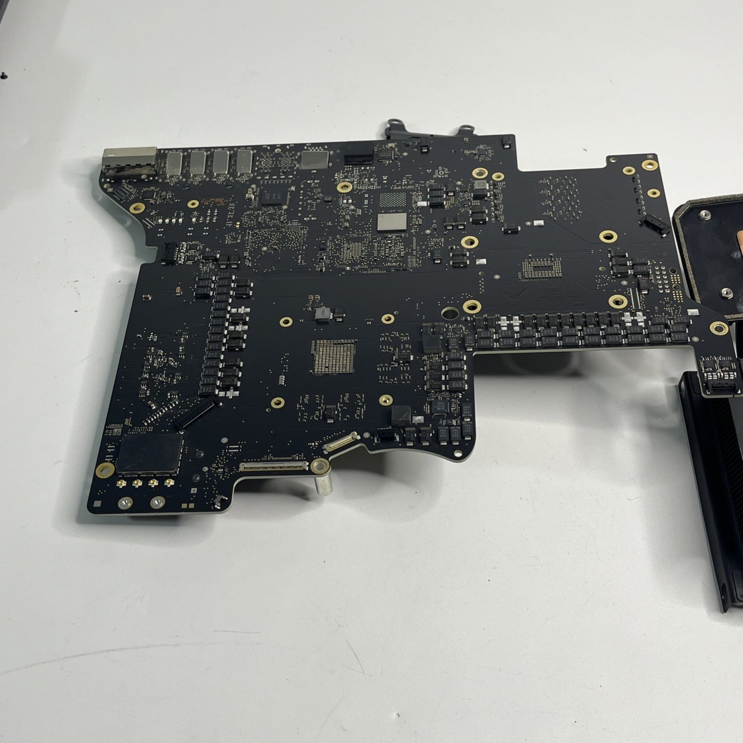 Apple iMac 27” Retina 5K Logic Board 2020A2115 EMC 3442 And Heatsink. No CPU.