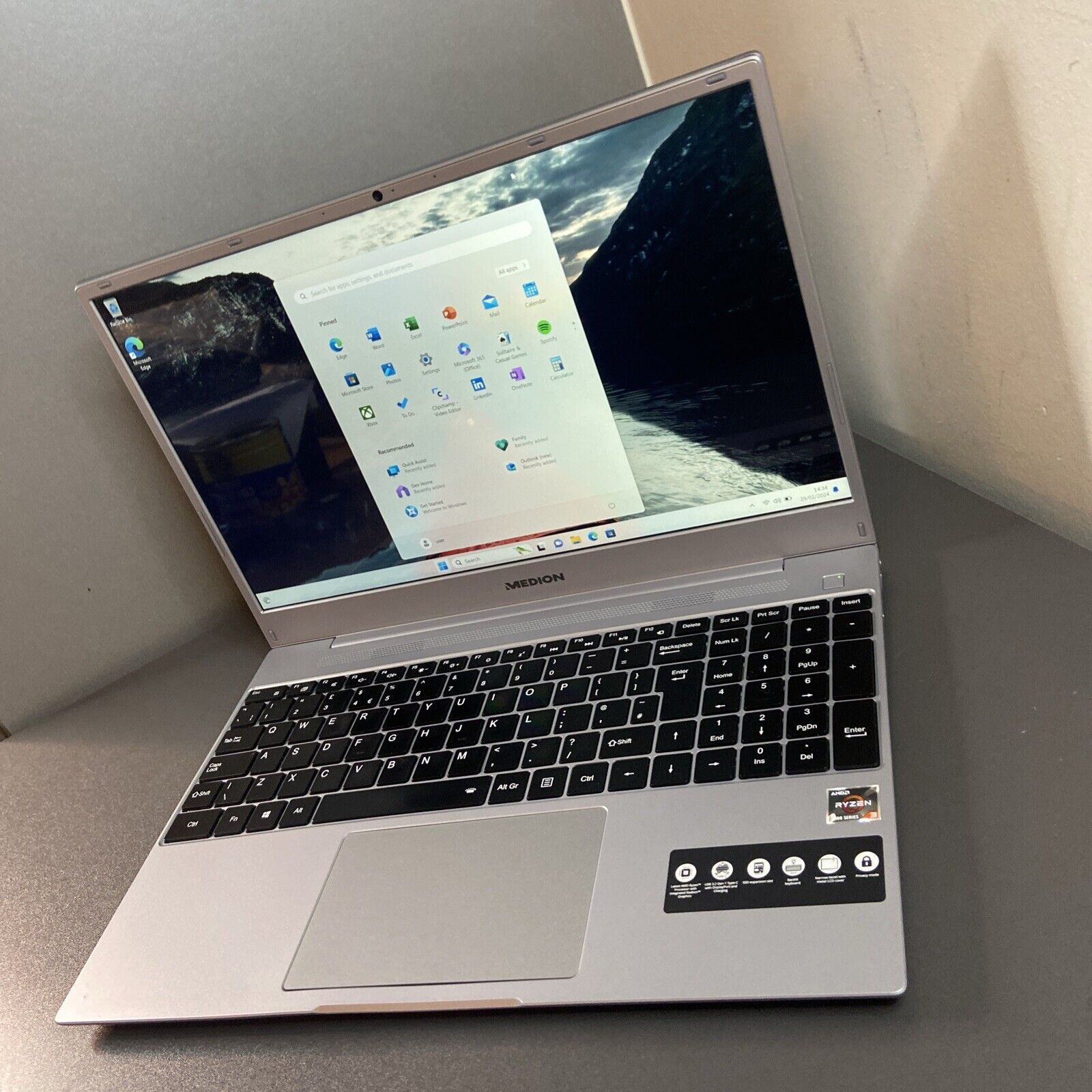 Medion Akoya E15309 Laptop, AMD Ryzen 3 5300U 3.8GHz, 8GB RAM, 256GB SSD Grade A