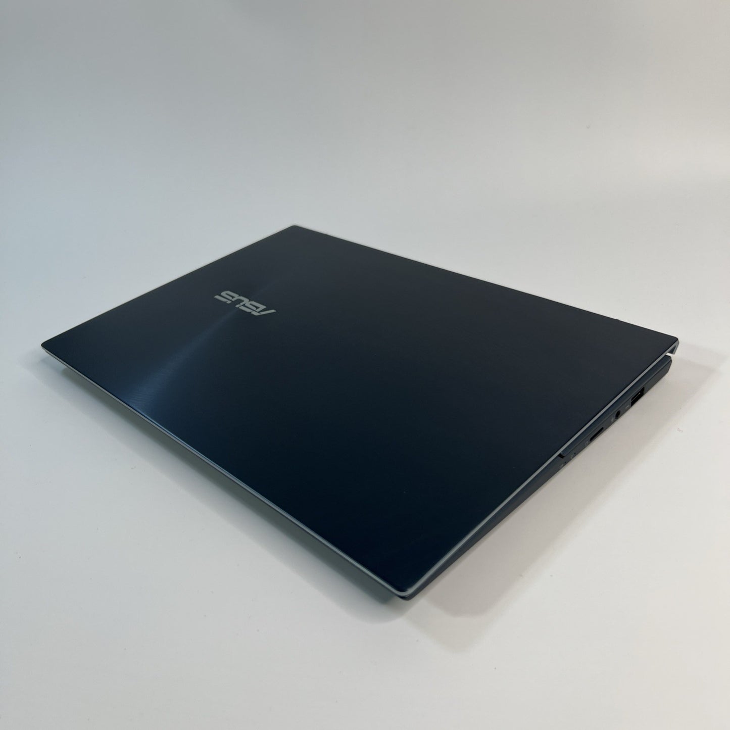 ASUS ZenBook Duo UX482EAR 14”Core I7-11957G 16GB RAM 1 TB SSD Windows 11
