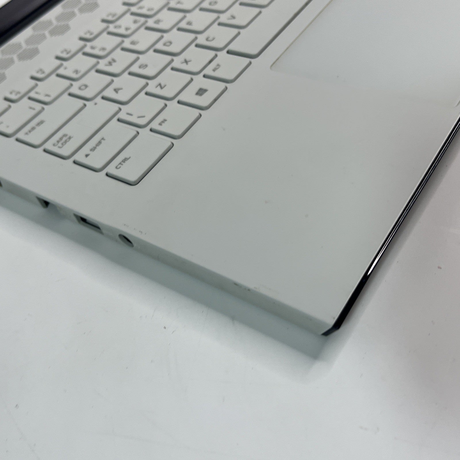 Genuine Dell Alienware M17 R3 Palmrest,keyboard,trackpad 02Y8GG. Missing Cable